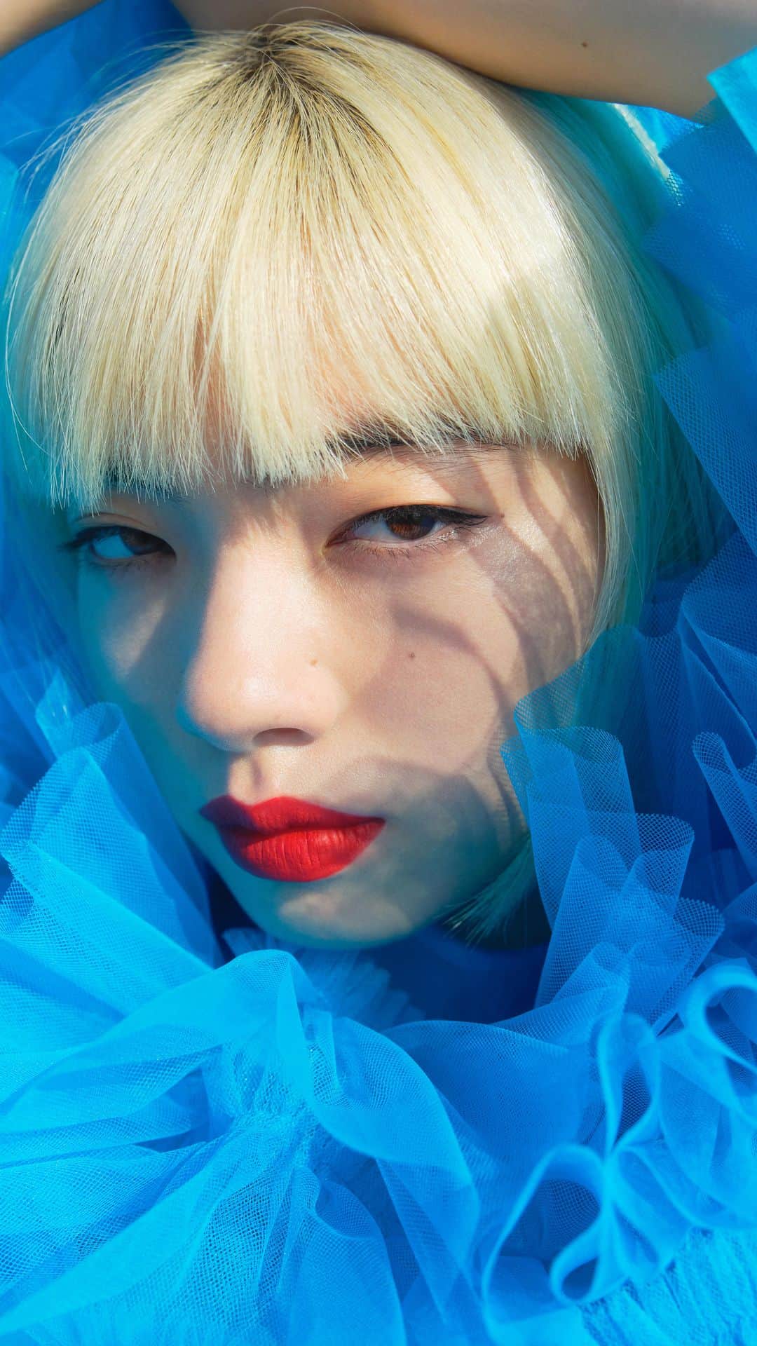 アオイヤマダのインスタグラム：「Harper's BAZAAR【November 2023】 1867年にニューヨークで創刊されたハーパーズバザーは世界最古のファッション誌。 日本版は一時休刊後、再び創刊され、今年で10周年。 ファッション誌という、流行を取り上げ、発信しながらも、 必要とされ続けるタイムレスな存在だと思います。 『Timeless WOMAN』という特集で 夏木マリさん、水川あさみさん、清原果耶さん、長島友里枝さんやYOONさん達と共に、インタビューを載せていただいております。 「まだ若いから大丈夫よ」と言われることに励まされながら、その反面、正直不安も募ります。 今感じる私なりの『タイムレス』について話させて頂きましたので、雑誌やハーパーズのYouTubeから見て頂けますと嬉しいです☺️  #harpersbazaar #ハーパーズバザー #timelesswoman  photo @masaminaruo  makeup @yuko_aika」