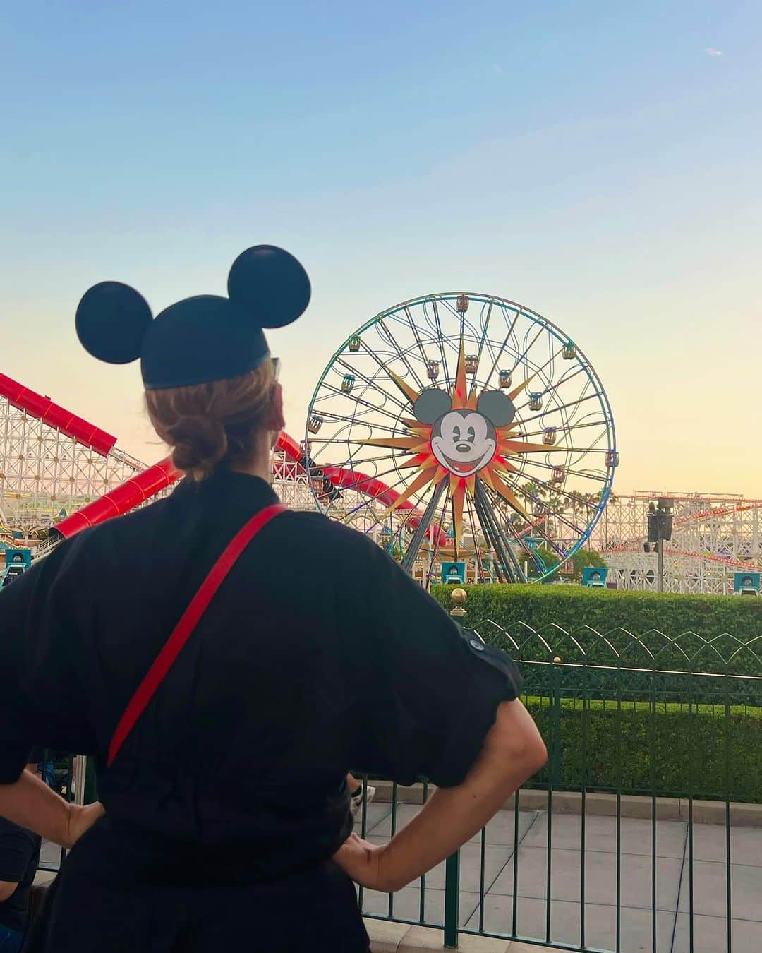 ケイト・ウォルシュのインスタグラム：「Throwing it back to my some of my happiest moments on the happiest place on earth ✨ As u can see…not much has changed 😏💖🎡 @Disneyland #FBF」