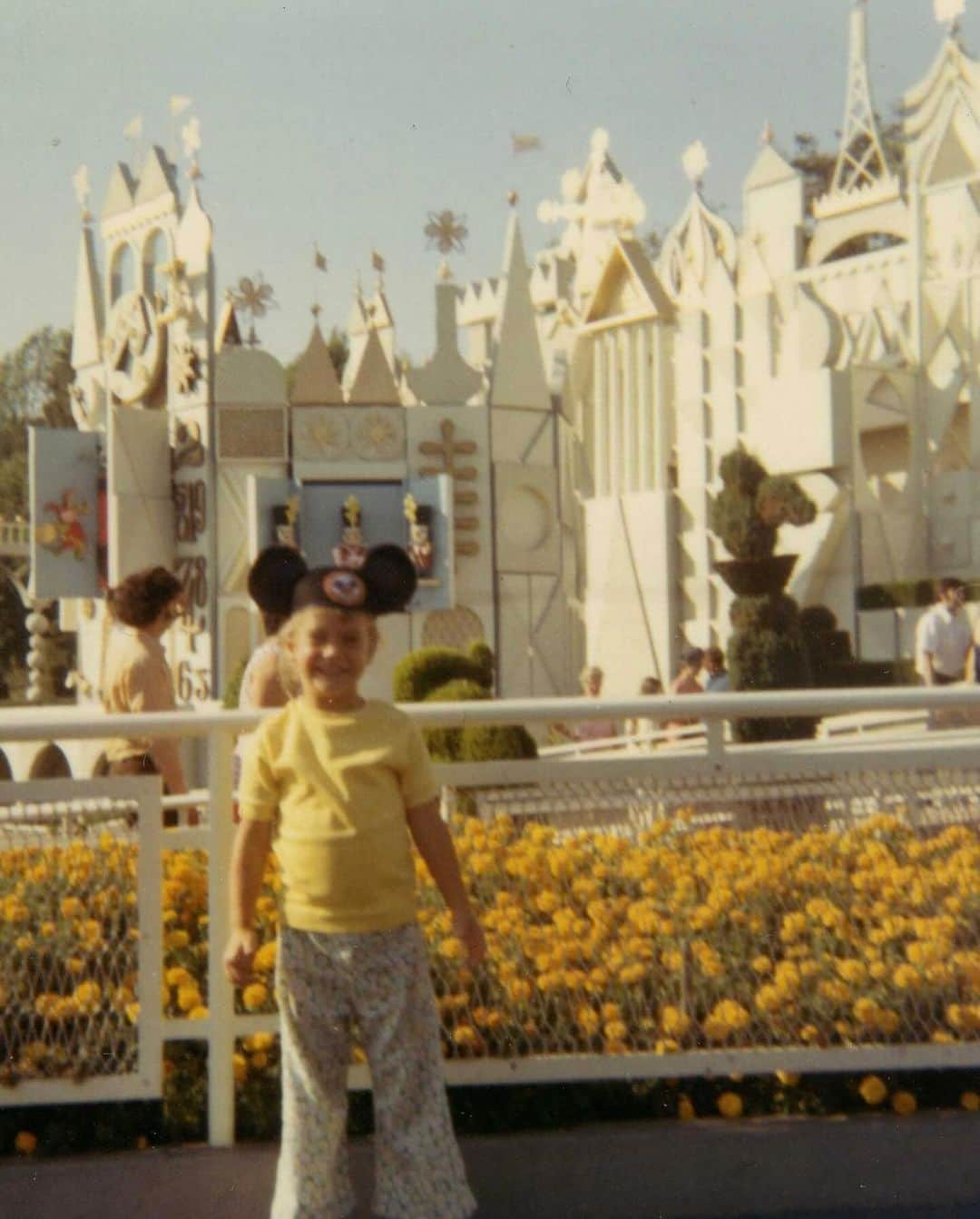 ケイト・ウォルシュさんのインスタグラム写真 - (ケイト・ウォルシュInstagram)「Throwing it back to my some of my happiest moments on the happiest place on earth ✨ As u can see…not much has changed 😏💖🎡 @Disneyland #FBF」9月30日 11時46分 - katewalsh