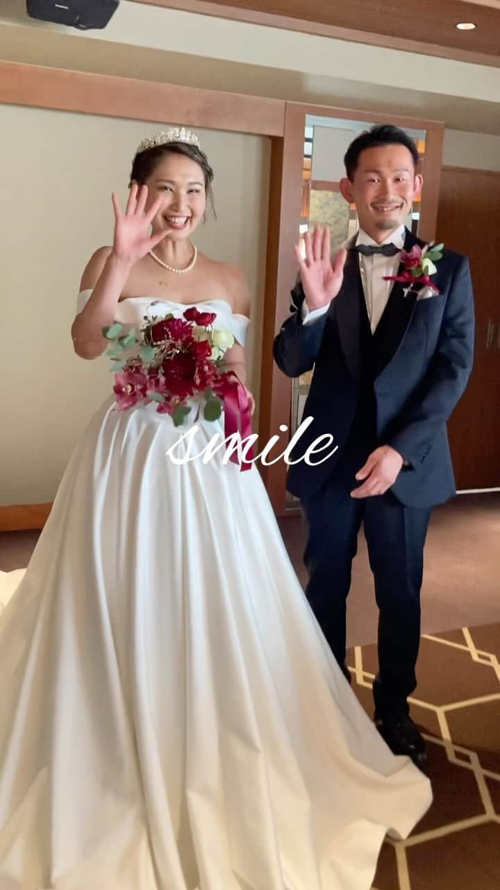 KOTOWA鎌倉 鶴ヶ岡会館のインスタグラム：「結婚式直後の記念撮影中のひと時。 新郎様新婦様のほっとした表情がステキです！ ⁡ #kotowa鎌倉  #kotowa鎌倉鶴ヶ岡会館 #湘南結婚式 #鎌倉和婚  #和婚  #神前式  #和装神前式  #和装  #鎌倉結婚式  #鶴岡八幡宮結婚式  #少人数婚 #家族婚 #大人婚 #世界にひとつ #ウエディングドレス #ヘアスタイル #鎌倉 #ディアーズウエディング」