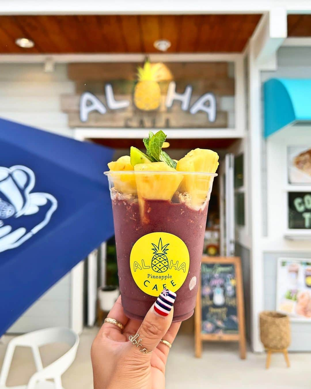 shihoさんのインスタグラム写真 - (shihoInstagram)「💛🍍🧡🍍💛 ・ 📍Aloha Cafe Pineapple ・ モンサラット通りにある 『アロハ・カフェ・パイナップル』 ・ アサイーボウルはパイナップルが たっっくさん入っていて、 とっっても甘くて美味しいの♡ ・ 店内も広々していて綺麗で居心地も抜群。 ここはプレートランチもおすすめ♡ ・ モンサラット通りはグルメストリート。 胃袋がいくつあっても足りない🤢笑 ・ #hawaii#islandofoahu#oahu#ハワイ#trip #オアフ島#travel#loco_hawaii#travel_jp #funtorip#タビジョ#旅MUSE#genic_travel #genic_mag#たびねす#旅行#genic_hawaii #alohacafepineapple#cafe#hawaiicafe#shop #monsarrat#monsarratave#sweets#oahuhawaii #tabijyomap_hawaii#lealeahawaii#2023」9月30日 11時50分 - shiho.ga8