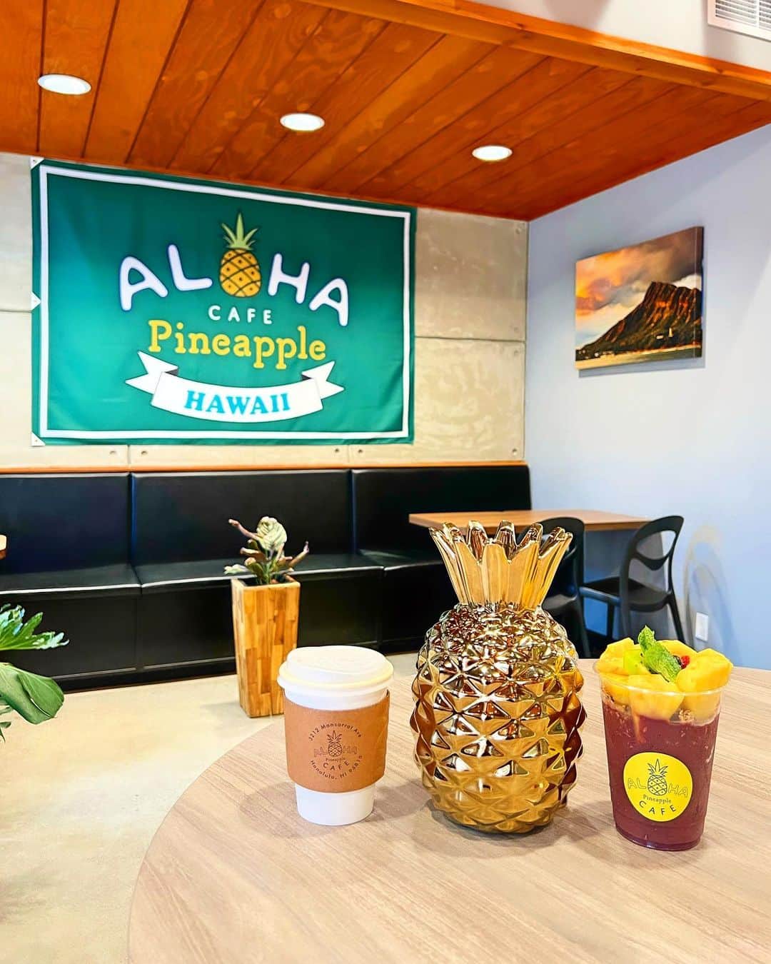 shihoのインスタグラム：「💛🍍🧡🍍💛 ・ 📍Aloha Cafe Pineapple ・ モンサラット通りにある 『アロハ・カフェ・パイナップル』 ・ アサイーボウルはパイナップルが たっっくさん入っていて、 とっっても甘くて美味しいの♡ ・ 店内も広々していて綺麗で居心地も抜群。 ここはプレートランチもおすすめ♡ ・ モンサラット通りはグルメストリート。 胃袋がいくつあっても足りない🤢笑 ・ #hawaii#islandofoahu#oahu#ハワイ#trip #オアフ島#travel#loco_hawaii#travel_jp #funtorip#タビジョ#旅MUSE#genic_travel #genic_mag#たびねす#旅行#genic_hawaii #alohacafepineapple#cafe#hawaiicafe#shop #monsarrat#monsarratave#sweets#oahuhawaii #tabijyomap_hawaii#lealeahawaii#2023」