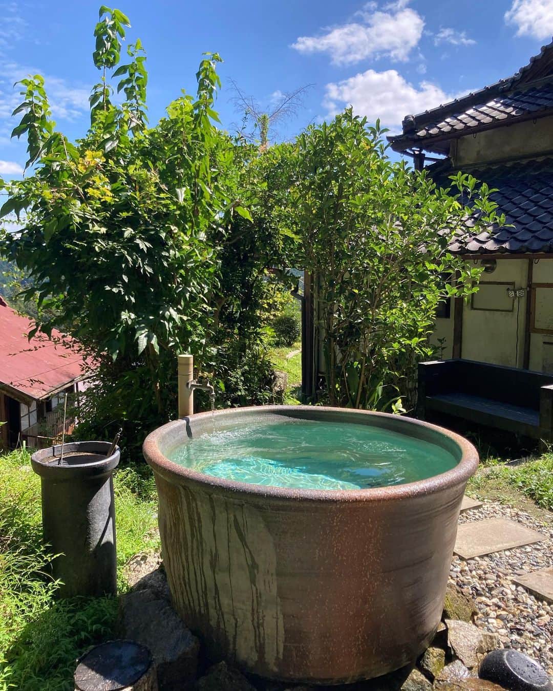 内田絢子のインスタグラム：「奈良の山添村にあるume,yamazoeのアウトドアフィンランド式サウナへ♡  薪がパチパチ、炎がゆらゆら、ひのきウォーターのロウリュに癒されるサウナ。秋の水風呂は心地よい温度で、めちゃくちゃ気持ちよかった！屋上のデッキチェアで、虫の鳴き声や木々の葉が揺れる音を聞きながら、ととのう。最高でした。  また、大好きなこの場所に行けるように、日々、コツコツ頑張ろう。  #umeyamazoe  #アウトドアフィンランドサウナ  #奈良県 #山添村 #サウナ」