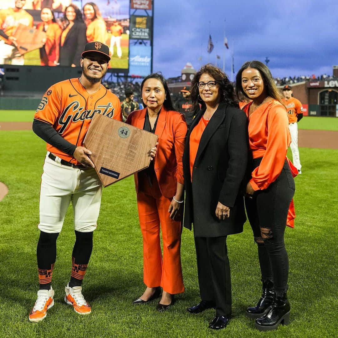 サンフランシスコ・ジャイアンツさんのインスタグラム写真 - (サンフランシスコ・ジャイアンツInstagram)「To recognize his individual achievements as well as his competitive leadership and spirit on and off the field, Thairo Estrada has been voted as the winner of the 2023 Willie Mac Award 🏆」9月30日 11時55分 - sfgiants