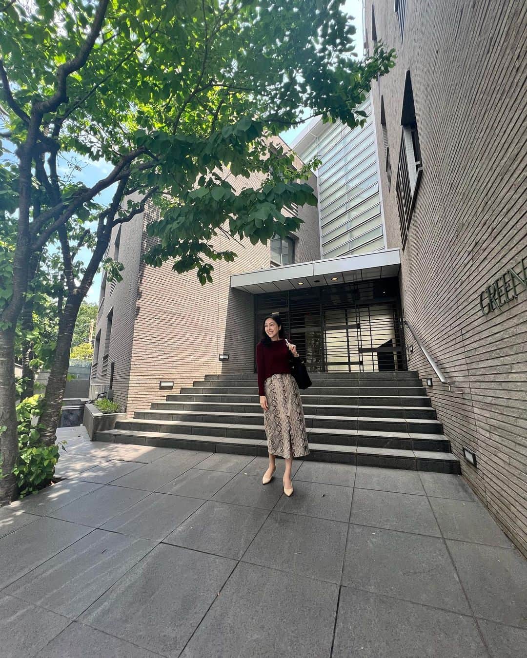 のインスタグラム：「秋と春に大活躍の、ZARAスカート  多分、もう5年くらい前のだけど… いまだにお気に入り  @yoko.fujita.official  @define_beauty_japan  @definebeautyjapan   #zara #zaraコーデ #zarawoman #zaraoutfit #zaralovers #ザラ #ザラジョ #プチプラコーデ #秋コーデ #アラフィフ #アラフィフコーデ #アラフィフ女子 #アラフィフファッション」
