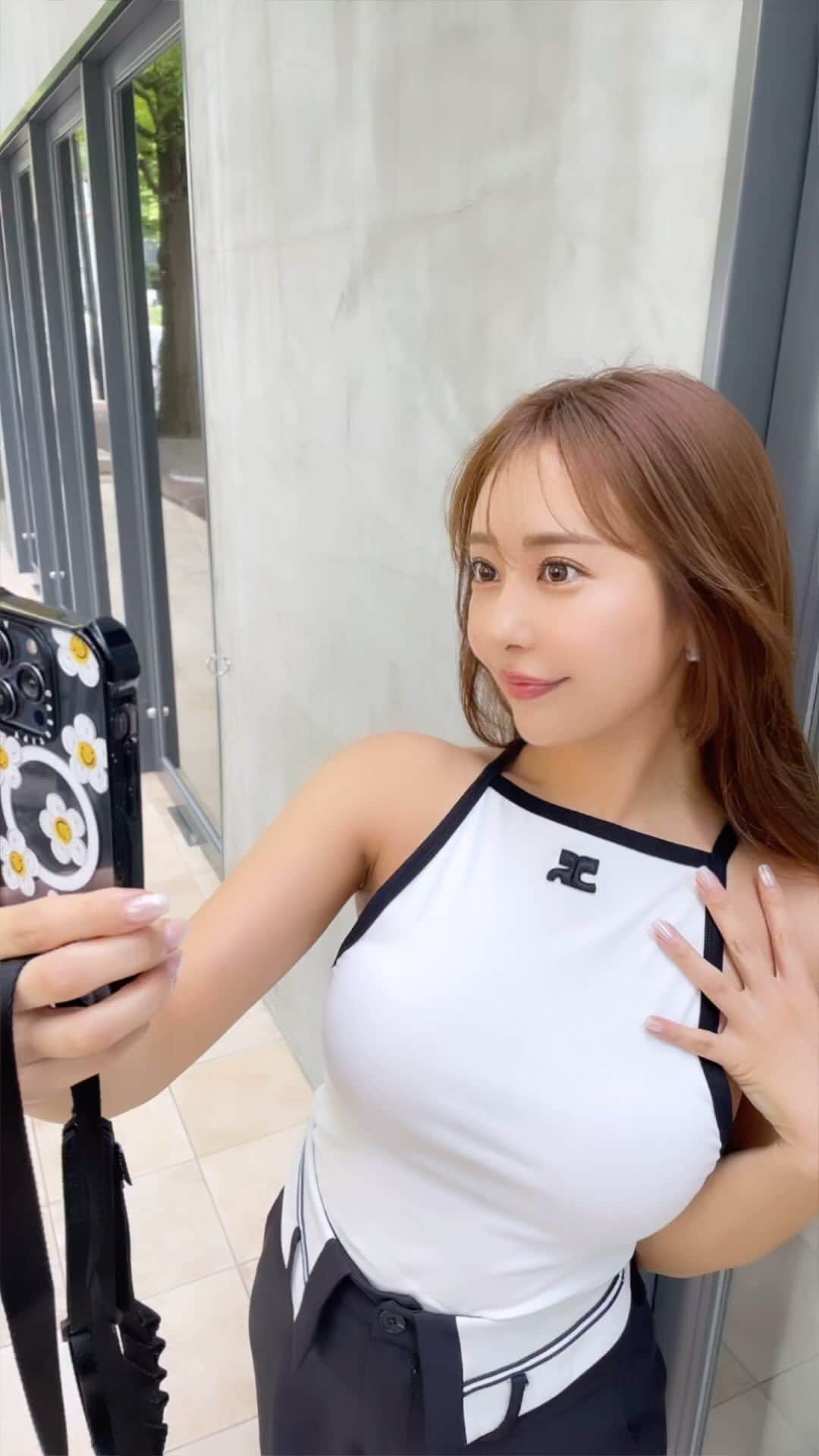 のインスタグラム：「CASETiFYから、iPhone15に対応したケースが発売されたよ🤍🤍🤍 @casetify_jp  スマホを新しくする人にも耐久性抜群のケースがおすすめ👌💞  15YUKIKOで15%OFFになるので是非この機会にスマホケース買い替えようとしてる方はGETしてね📱🤍‎ ̖́-  #CASETiFY／#CASETiFYPartner／#iPhone15#スマホストラップ」