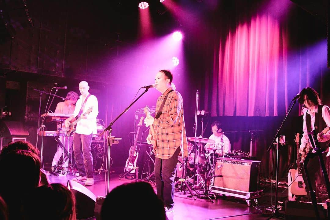 中野敬久のインスタグラム：「昨日の#great3 のライブを撮影しました！たくさんのお客さんたちとあの時間を共有できたのは奇跡のようで。2枚目はもちろんアンコールのあの曲のあの瞬間です！#music #photography #hirohisanakano」