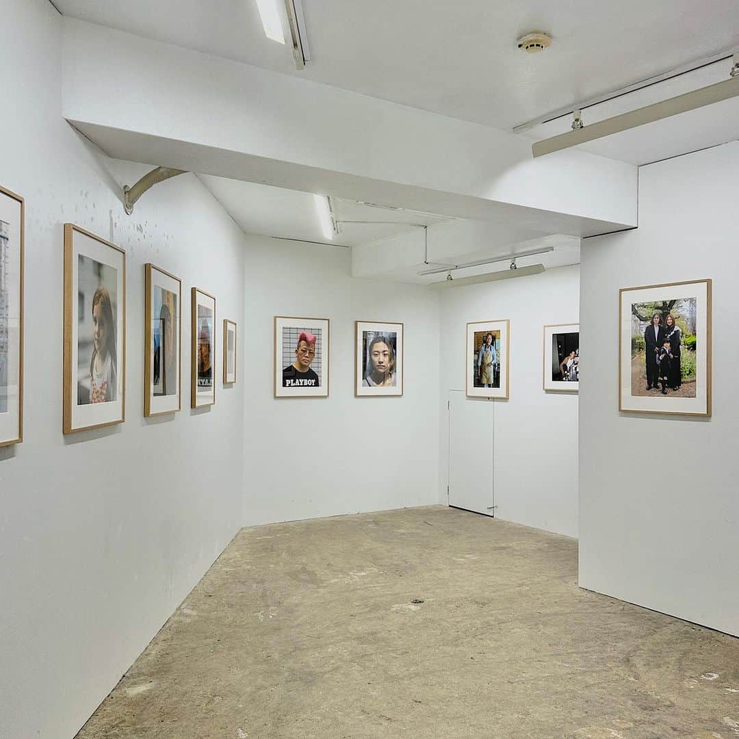 のインスタグラム：「Installation view @banshan_gallery   ・  蓮井元彦 写真展「そこにいる」  街で生活をしていると経験する足早な人との出会い。 高校生の頃、クラスメートや身の回りの人々の写真を撮る事から僕は写真を始めた。それは言うならば自分の属する世界をもう少しだけ、もう一歩だけ深く理解するために必要なことだったような気がする。それから時間が経って、今僕はもう一度そのあたりへ戻って、ただ写真を撮りたいと思った。明確な態度表明も、答えもない。しかしそれは、悲観的というよりむしろ肯定的で、かつてないほどに楽観的だ。 そこにいる、ということだけでいい。  ・  蓮井元彦 写真展「そこにいる」  会場: 半山ギャラリー   東京都世田谷区松原1-51-3 エトワール3階 会期: 2023年9月12日（火）- 10月15日（日） 開場時間: 12:00 - 19:00 (最終日は17:00まで） Instagram : @banshan_gallery HP : banshangallery.com  ・  蓮井元彦　プロフィール  写真家。1983 年生まれ、東京都出身。2003 年渡英、Central Saint Martins Art and Design にてファウンデーションコースを履修した後、London College of Communicationにて写真を専攻。卒業後、2007 年帰国。以降、東京を拠点に活動する。2013 年、4 年間の日常生活を記録したスナップ写真からなる写真集『Personal Matters』をイギリスの出版社 Bemoaned より出版する。その後、『Deep Blue – Serena Motola』などの私家版小冊子の発表を経て 2019 年、続編の『Personal Matters Volume II』 （Bemojake）を出版。2020 年には写真集『for tomorrow』（Libro Arte）、2021 年には『写真はこころ』（Printed Union）、2023年に『VIATOR SWELL』（Libro Arte）を出版する。コミッションワークにおいては雑誌や広告のほか、2018 年に吉岡里帆写真集『so long』を撮影。G20 大阪サミット 2019 では、京都・東福寺で行われたティーセレモニーに際し制作された図録の撮影を手がける。  motohikohasui.com Instagram @motohiko_hasui  ・  本展に関するお問い合わせ先: 蓮井  info@motohikohasui.com  #蓮井元彦　#写真展 #そこにいる q」