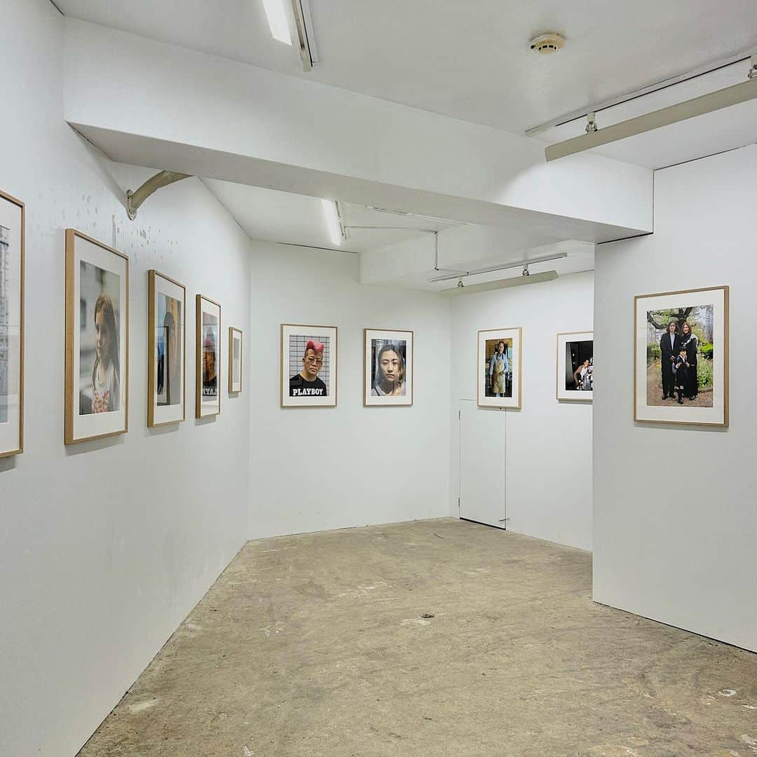 蓮井元彦のインスタグラム：「Installation view @banshan_gallery   ・  蓮井元彦 写真展「そこにいる」  街で生活をしていると経験する足早な人との出会い。 高校生の頃、クラスメートや身の回りの人々の写真を撮る事から僕は写真を始めた。それは言うならば自分の属する世界をもう少しだけ、もう一歩だけ深く理解するために必要なことだったような気がする。それから時間が経って、今僕はもう一度そのあたりへ戻って、ただ写真を撮りたいと思った。明確な態度表明も、答えもない。しかしそれは、悲観的というよりむしろ肯定的で、かつてないほどに楽観的だ。 そこにいる、ということだけでいい。  ・  蓮井元彦 写真展「そこにいる」  会場: 半山ギャラリー   東京都世田谷区松原1-51-3 エトワール3階 会期: 2023年9月12日（火）- 10月15日（日） 開場時間: 12:00 - 19:00 (最終日は17:00まで） Instagram : @banshan_gallery HP : banshangallery.com  ・  蓮井元彦　プロフィール  写真家。1983 年生まれ、東京都出身。2003 年渡英、Central Saint Martins Art and Design にてファウンデーションコースを履修した後、London College of Communicationにて写真を専攻。卒業後、2007 年帰国。以降、東京を拠点に活動する。2013 年、4 年間の日常生活を記録したスナップ写真からなる写真集『Personal Matters』をイギリスの出版社 Bemoaned より出版する。その後、『Deep Blue – Serena Motola』などの私家版小冊子の発表を経て 2019 年、続編の『Personal Matters Volume II』 （Bemojake）を出版。2020 年には写真集『for tomorrow』（Libro Arte）、2021 年には『写真はこころ』（Printed Union）、2023年に『VIATOR SWELL』（Libro Arte）を出版する。コミッションワークにおいては雑誌や広告のほか、2018 年に吉岡里帆写真集『so long』を撮影。G20 大阪サミット 2019 では、京都・東福寺で行われたティーセレモニーに際し制作された図録の撮影を手がける。  motohikohasui.com Instagram @motohiko_hasui  ・  本展に関するお問い合わせ先: 蓮井  info@motohikohasui.com  #蓮井元彦　#写真展 #そこにいる q」