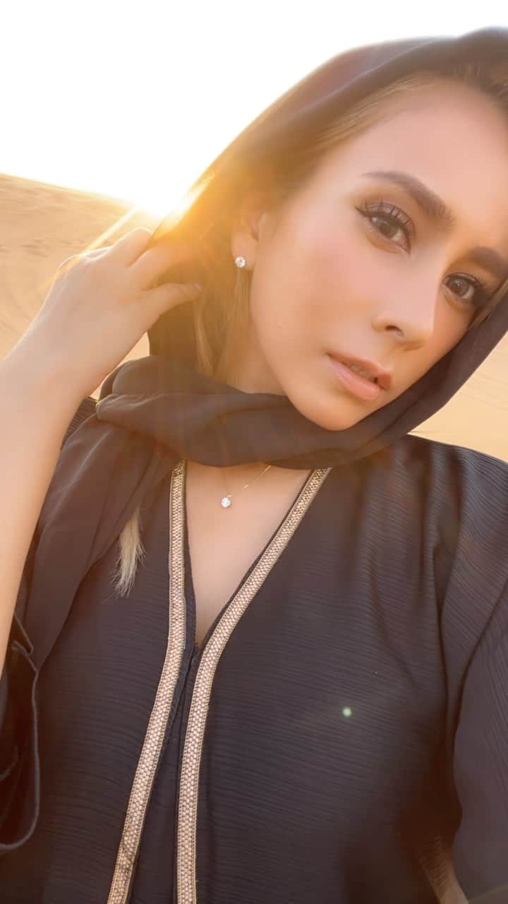 MALIAのインスタグラム：「牡羊座の満月を観に砂漠へ🏜️ 綺麗なsunsetと素晴らしく大きな満月を 両方同時に観る素晴らしい時間⏰♥️🌕  肉眼でみるとあんなに美しいのに 写真ではなかなか撮れないんですよね。  牡羊座さんは12星座の一番最初の トップバッターさんなのでここで決めた事が 今後にどう響くのか楽しみです🤭♥️  "人生は与えられるものではなく、 自分の手で切り開くもの"と改めて感じた 金曜日だったので自分を信じて前進します。  みんなも自分にとっての大切な瞬間を 逃さないように。自分の決断を信じて進んでね‼︎  #MaliaDubailife #MAnelaJewelry」