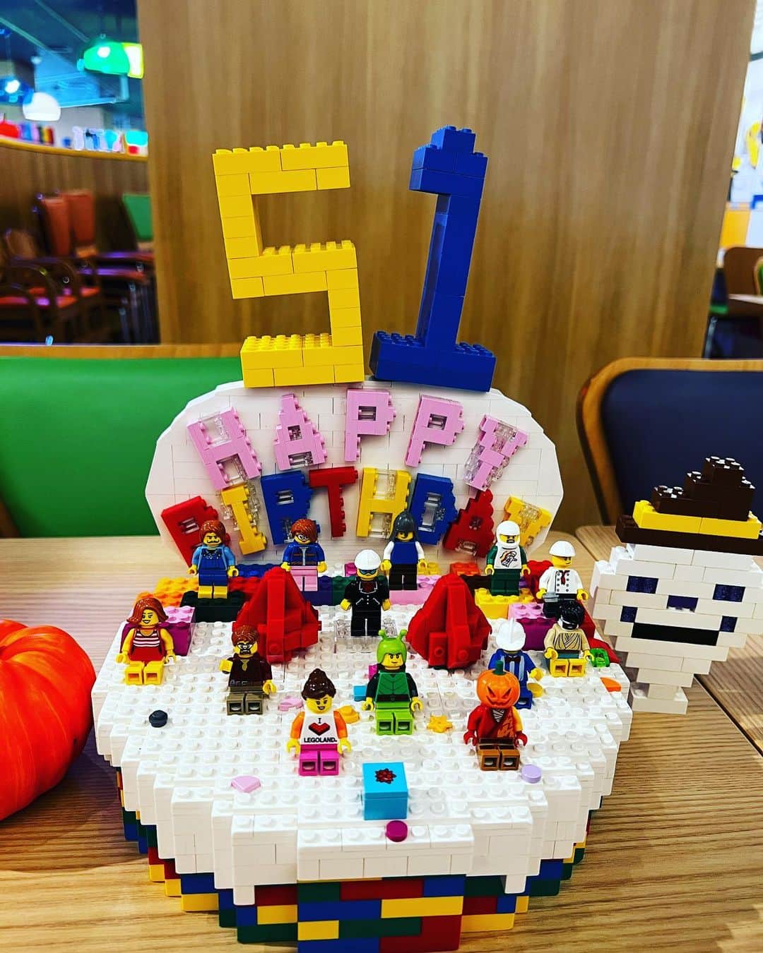 渡部建さんのインスタグラム写真 - (渡部建Instagram)「5歳&51歳を祝っていただく。  #レゴランドジャパン #お祝いメッセージありがとうございます」9月30日 11時59分 - watabeken