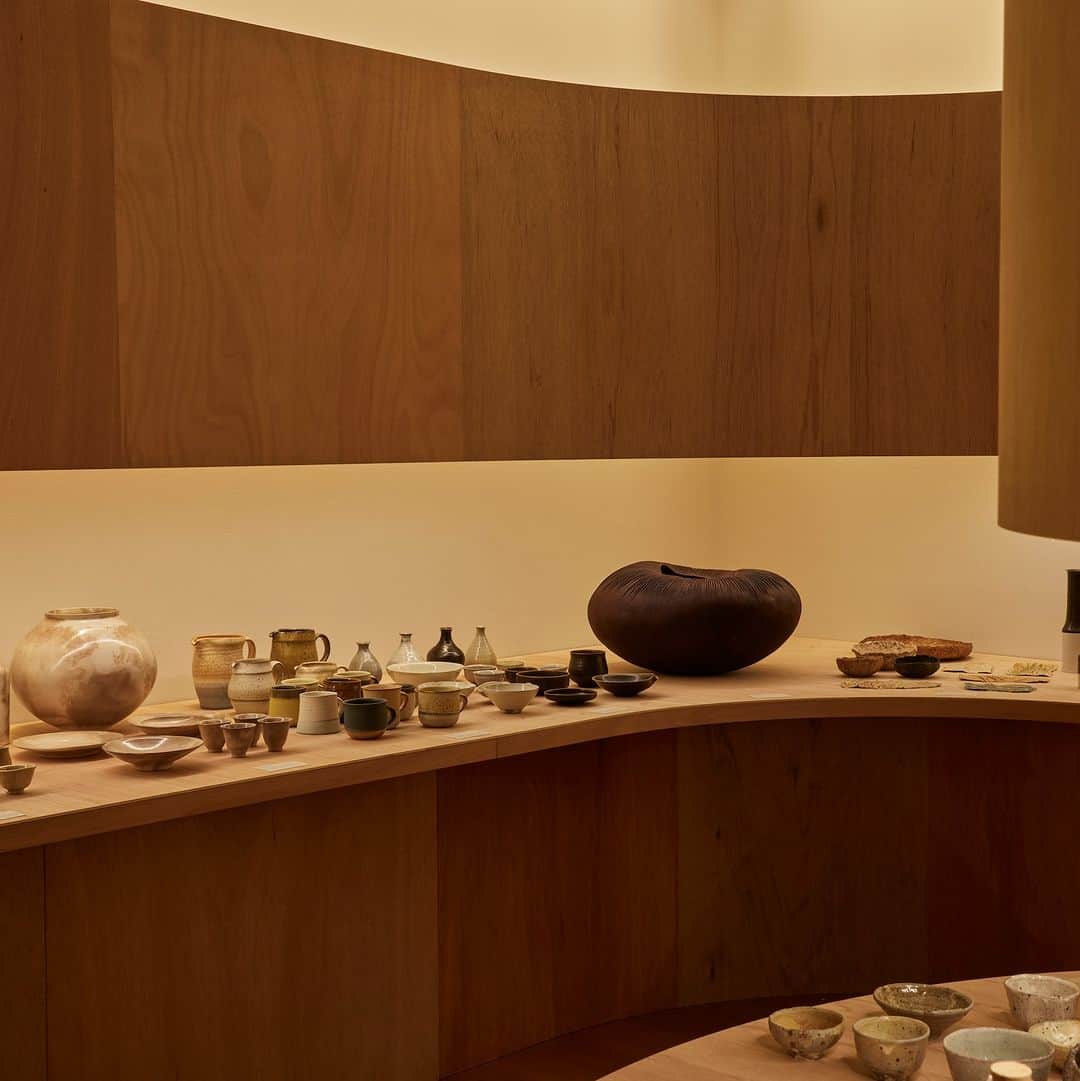 無印良品さんのインスタグラム写真 - (無印良品Instagram)「Life in Art『 JAPAN CRAFT「百工のデザイン」』展 開催中 - 無印良品 銀座 6F ATELIER MUJI GINZA gallery1・2にて、『 JAPAN CRAFT「百工のデザイン」』展を開催中です。  会場では、日本各地でさまざまな暮らしの道具を創り続けている、総勢104組の作家たちの数千点にも及ぶ作品を展示。作品が生まれる背景に触れることができる映像や、工芸に関わる方々のそれぞれの領域から見える「日本の工芸」に対する視点など、多面的な方法での展示を試みています。  また、本展に参加した数名のつくり手の姿や、その背景にある暮らしのシーンをまとめた書籍も販売。道具としての器だけではなく、日々の暮らしに取り入れる文化として、改めて考える機会になることを目的とした展覧会です。  ▼Life in Art『 JAPAN CRAFT「百工のデザイン」』展 会期｜2023年9月29日（金）～10月29日（日） ※展示期間：2023年9月29日（金）～10月9日（月） ※販売期間：2023年10月10日（火）～10月29日（日）/完全予約制： 2023年10月10日（火）～10月13日（金） 時間｜11時～21時 会場｜無印良品 銀座 6F ATELIER MUJI GINZA Gallery1・2 入場料｜無料  ※本展は展示・販売と形式が異なる二つの期間を設けています - #無印良品 #MUJI #LifeinArt #ATELIERMUJIGINZA #JAPANCRAFT #百工のデザイン #日本工芸」9月30日 12時00分 - muji_global