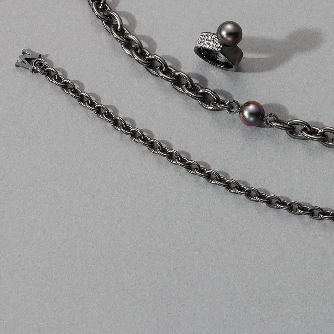 Mikimotoのインスタグラム：「PASSIONOIR necklaces, adorned with a Black South Sea Pearl combined with a “Japanned Noir” chain, exudes a simple yet strong presence.   ブラックのチェーンに黒蝶真珠を合わせたネックレスは、シンプルながらも存在感を発揮。  #MIKIMOTO #ミキモト #PASSIONOIR」