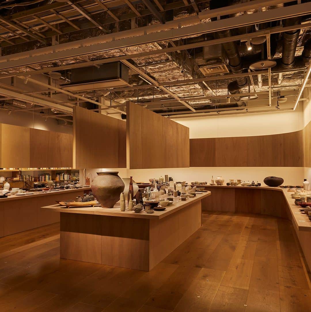 無印良品さんのインスタグラム写真 - (無印良品Instagram)「Life in Art『 JAPAN CRAFT「百工のデザイン」』展 開催中 - 無印良品 銀座 6F ATELIER MUJI GINZA gallery1・2にて、『 JAPAN CRAFT「百工のデザイン」』展を開催中です。  会場では、日本各地でさまざまな暮らしの道具を創り続けている、総勢104組の作家たちの数千点にも及ぶ作品を展示。作品が生まれる背景に触れることができる映像や、工芸に関わる方々のそれぞれの領域から見える「日本の工芸」に対する視点など、多面的な方法での展示を試みています。  また、本展に参加した数名のつくり手の姿や、その背景にある暮らしのシーンをまとめた書籍も販売。道具としての器だけではなく、日々の暮らしに取り入れる文化として、改めて考える機会になることを目的とした展覧会です。  ▼Life in Art『 JAPAN CRAFT「百工のデザイン」』展 会期｜2023年9月29日（金）～10月29日（日） ※展示期間：2023年9月29日（金）～10月9日（月） ※販売期間：2023年10月10日（火）～10月29日（日）/完全予約制： 2023年10月10日（火）～10月13日（金） 時間｜11時～21時 会場｜無印良品 銀座 6F ATELIER MUJI GINZA Gallery1・2 入場料｜無料  ※本展は展示・販売と形式が異なる二つの期間を設けています - #無印良品 #MUJI #LifeinArt #ATELIERMUJIGINZA #JAPANCRAFT #百工のデザイン #日本工芸」9月30日 12時00分 - muji_global