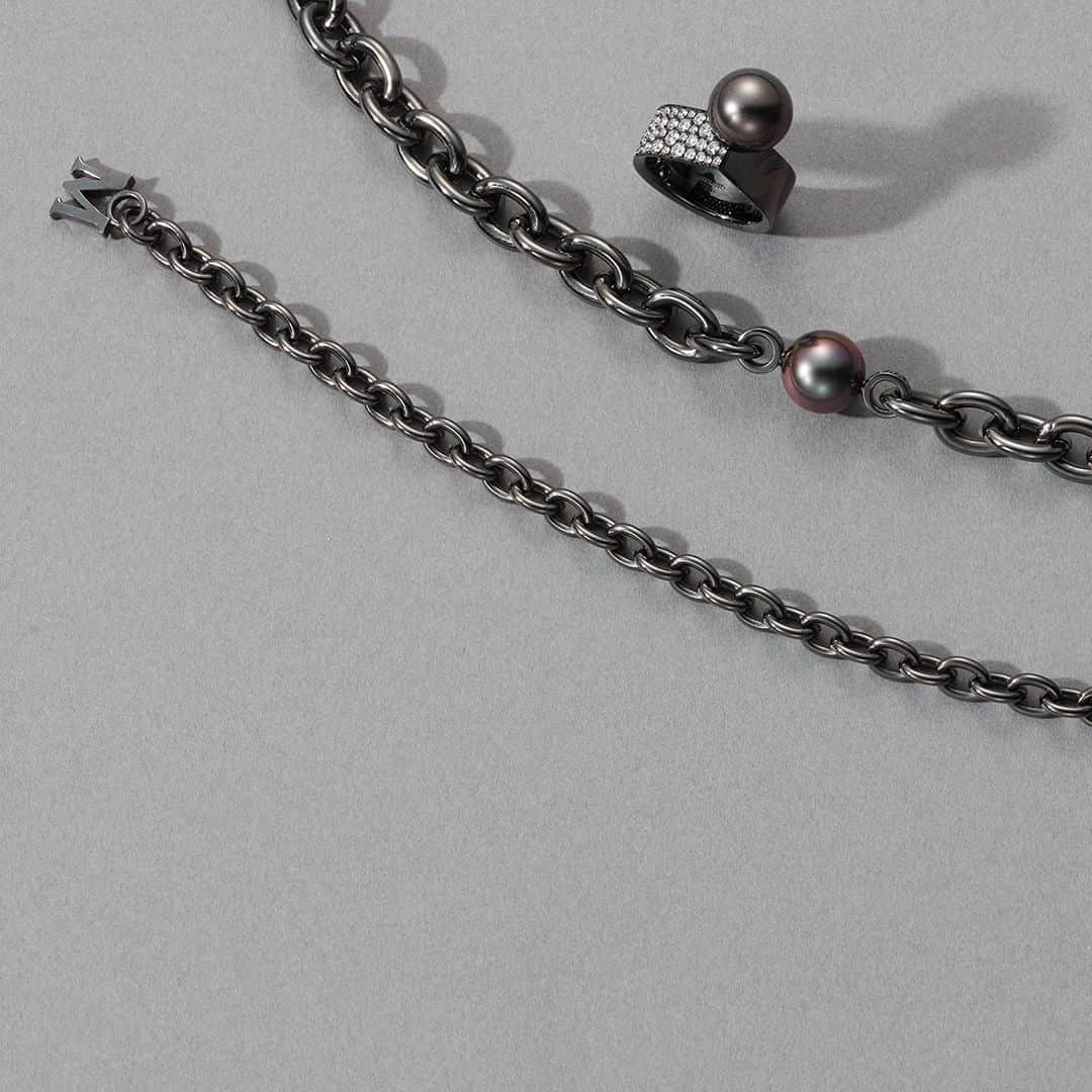 Mikimotoさんのインスタグラム写真 - (MikimotoInstagram)「PASSIONOIR necklaces, adorned with a Black South Sea Pearl combined with a “Japanned Noir” chain, exudes a simple yet strong presence.   ブラックのチェーンに黒蝶真珠を合わせたネックレスは、シンプルながらも存在感を発揮。  #MIKIMOTO #ミキモト #PASSIONOIR」9月30日 12時00分 - official_mikimoto