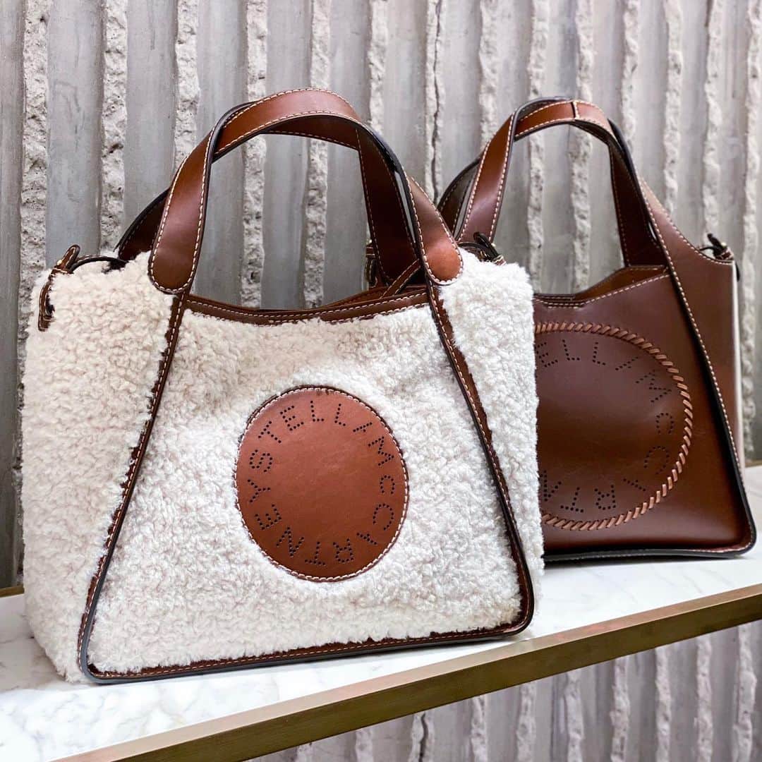 のインスタグラム：「． STELLA McCARTNEY WINTER COLLECTION BAG! SHOES!　At 3F MODE  「STELLA McCARTNEY」より、”HORSE POWER”をテーマにステラが幼少のころから共に暮らしていた馬がモチーフとなったWinter collectionをご紹介。思わず触れたくなる素材のボアバッグや、毎年人気のリブトレースブーツに新色グレーベージュが登場。  Page1　バッグ(W31.5×H22×D13cm)　各187,000円 Page2　バッグ(W23×H23×D8cm)　170,500円  Page3 左）バッグ　115,500円 右）バッグ　140,800円 ハット　59,400円  Page4 左）バッグ(W31.5×H22×D13cm)　152,900円 右）バッグ(W23×H23×D8cm)　140,800円  Page5 左）バッグ(W18×H17.5×D6cm)　140,800円 右）バッグ(W26.5×H23.5×D10cm)　170,500円  Page6 左）バッグ (W16.5×H20×D12cm) 　239,800円 中央）バッグ(W16.5×H20×D12cm)　237,600円 右）バッグ (W16.5×H20×D12cm) 　216,700円  Page7　ブーツ　各114,400円 Page8　シューズ　各132,000円 Page9　シューズ　各122,100円 Page10　ブーツ　各157,300円  #STELLAMcCARTNEY  #ステラマッカートニー #hankyumode #阪急うめだ本店 #うめはん #ファッション #もこもこ #ボア #ボアバッグ #バッグ #トートバッグ #ブーツ #シューズ #hankyumode23awshoes #hankyumode23awbag」