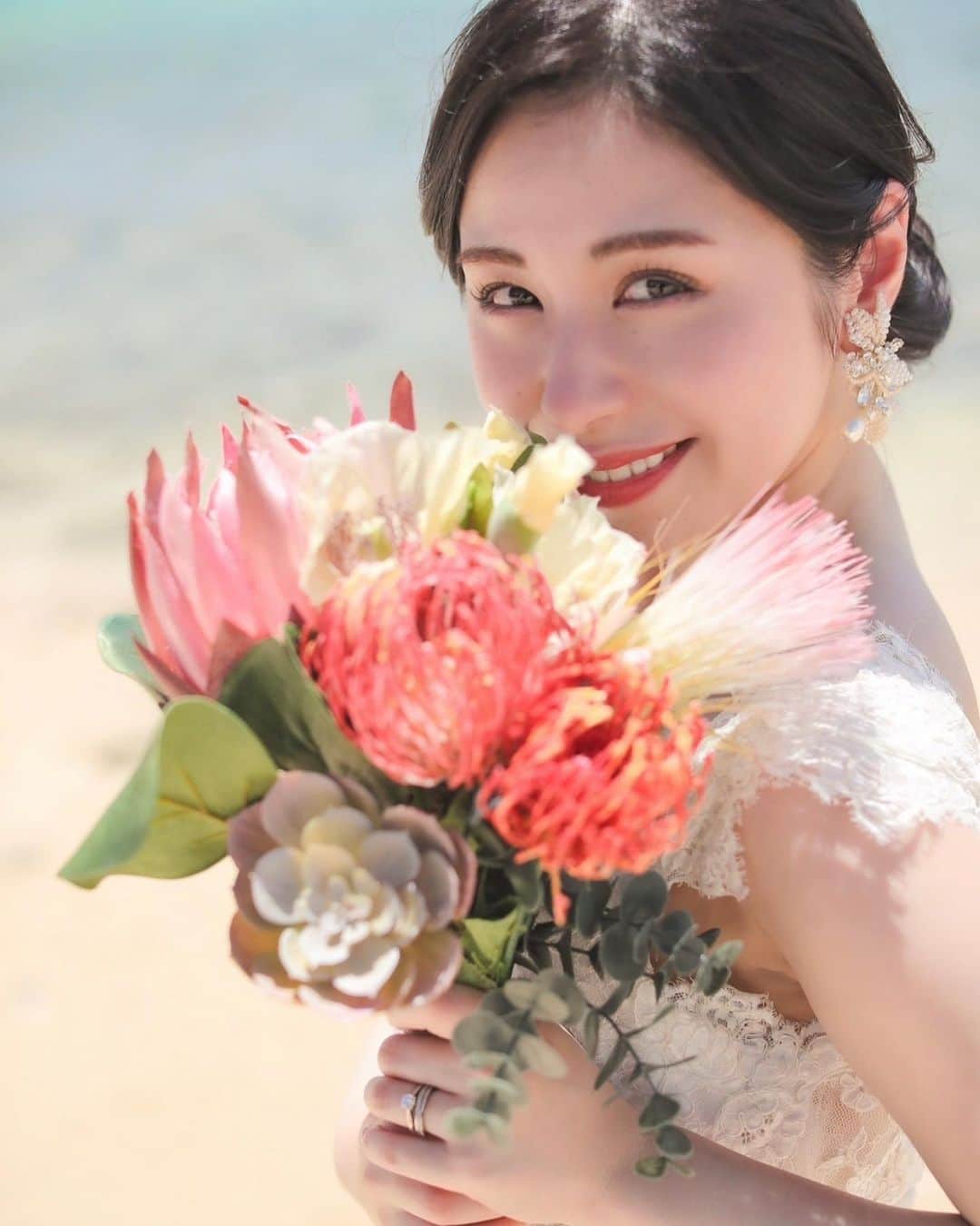 宮下舞花のインスタグラム：「2023.09.30  いつも応援してくださる皆様、 お世話になっております全ての皆様へ。  改めまして、宮下舞花は かねてよりお付き合いをさせていただいている方と結婚いたしましたことをご報告させて頂きます。 また、お腹の中には小さな生命を授っております。 今はこうして、人生の大きな節目のご報告を、大切な皆様にできていることが心から嬉しく思います。  嘘なく、今日までの私の想いを綴らせていただきます。よろしければ温かく見守っていただけますと幸いです。  詳しいお話をすることができないまま、事実上の活動休止状態で心配、ご迷惑をおかけしてしまっていたこと、大変申し訳ございませんでした。 本来ならばもっと早い時期でのご報告をさせて頂く予定ではございましたが、赤ちゃんを授かり、様々な検査を進めていくに当たって、私自身に病気が見つかったり、お腹の中の赤ちゃんに疾患が見つかったりと、皆様に安心した状態でご報告できるまで多大なる時間を要してしまいました。その間も励ましのメッセージや待っているねと温かな言葉を送り続けてくださった皆様に感謝申し上げます。  現在私自身の病気は落ち着き、赤ちゃんの持っている疾患に関しては沢山学び、できうる限りの万全な状態で迎えられるよう、努力している次第です。  もちろん初めての妊娠で、体調も心も定まらないまま、深い深いところまで悩み、落ち込んだ日もありました。でも何よりお腹の中で懸命に生きている小さな命、ママのお腹を力いっぱい蹴ったり動いてくれる姿、検診で逢える可愛い可愛いお顔に、比べものにならない程の喜びと愛おしい感情をもらっています。本当に、可愛いです。 今はただ、無事に生まれてきてくれることを心から願うばかりです。  生まれてきてくれてから、長い治療が必要になる疾患ではありますが、必ず治るものであり、今は前向きに捉えています。  赤ちゃんを授かり、日々思うことは、命というものは本当に当たり前ではないということ。そしていつ、明日がどうなるかわからないということです。だからこそ改めて今までの人生に、両親に、出逢ってくださった全ての皆様に、深く感謝しています。  幼い頃から憧れであり、夢を見ていた歌手•女優という活動を11歳の頃から始め、今もこうして続けて来られていることは、何にも変えられない財産であり、私の一生の宝です。 それは今まで、いつも傍で応援してくださっているファンの皆様、お世話になっている関係者の皆様のおかげです。本当にいつもありがとうございます。  歌うこと、演じることが大好きで、 ファンの方を心から大切に想う気持ちは今までもこれからも何一つ変わることはありません。 応援してくださってる皆様が居たからこそ、今の私があります。  ご理解いただけない方がいらっしゃったり この想いを信じていただくまで、 認めていただくまで、 応援していただくまで、 時間がかかってしまうこともあるとわかっています。 ですが…覚悟を持って、私らしく、ありのままの姿をお届けしたくご報告させていただきました。 この先も精一杯、懸命に努力して参りたいと思います。  今だから知ることのできた気持ち、経験は、必ず表現者として大切にお届けしていきたいです。 私だけが歌えるうたを、この先も歌わせてください。  最後までお読みくださった皆様、 本当にありがとうございました。 これからも宮下舞花の応援を どうぞよろしくお願い申し上げます。  宮下舞花」