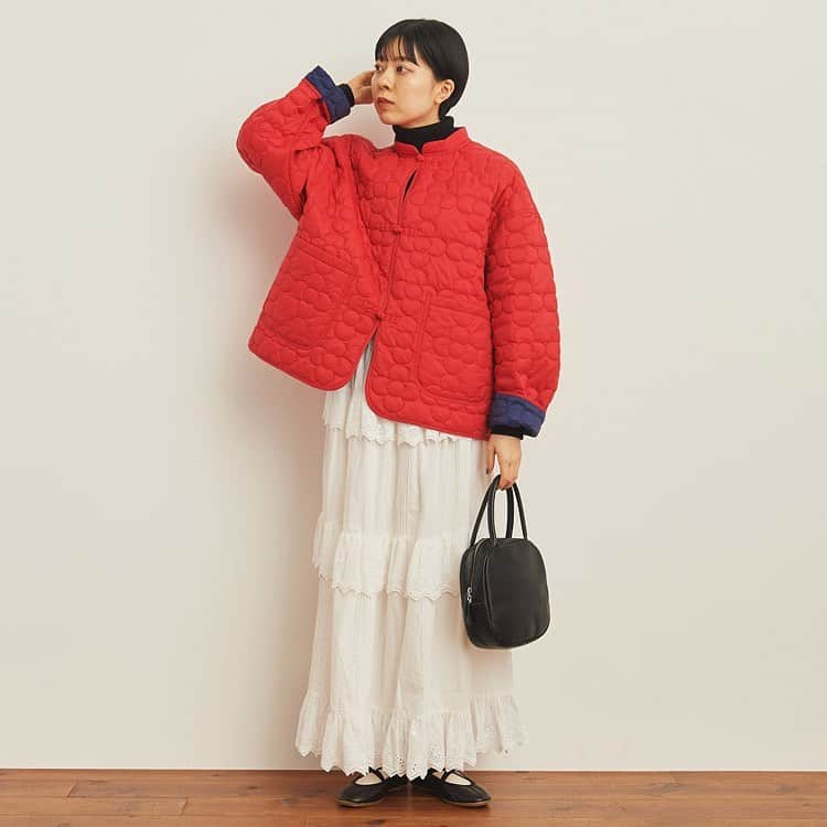 Dot&Stripes CHILDWOMANのインスタグラム：「． ． \  新作アウター入荷しました　/ ． ． だんだんと寒くなってくる時期にむけて オススメのキルティングアウターをご紹介。 ． 今年はよーーーく見ると お花柄のキルティングになっています🌼 ． 裏地もそれぞれ違う配色になっているので チラッと見えると気分も上がります〜！ 中綿なのでとっっても軽いのも嬉しいポイント。 ． ． AMBIDEX STORE、ZOZOTOWNでは 本日12時〜ご予約スタートしております。 詳しい詳細は是非サイトをご覧になってみてください。 店頭にも入荷しておりますので、ぜひご試着してみてくださいね！ ． #dotandstripeschildwoman #childwoman #myfav #childwomanparici」