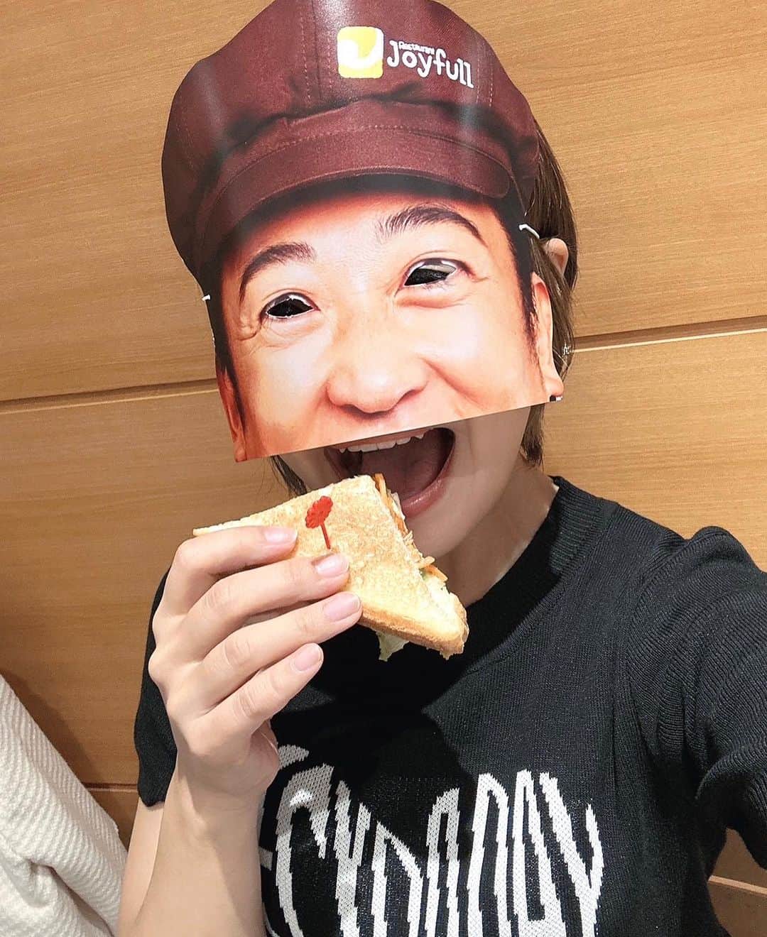 綾瀬羽乃(あーは)さんのインスタグラム写真 - (綾瀬羽乃(あーは)Instagram)「ファミリーレストラン「ジョイフル」@joyfull_info 秋のグランドメニューの試食会にご招待いただきました💛 家族でよく利用するので、めちゃめちゃ前のめりに参加してきたレポ🙋‍♀️  ((最近ロバート秋山さんのTVCMが印象深いですが、まさかの、秋山さんご本人MC&全面協力ということで、私たちも秋山さんになって試食した結果の写真です😊笑))  今回の新メニューは 日々の生活で不足しがちな食材をふんだんに使用したヘルシーメニュー、  ラインナップ豊富な定食メニュー、  低アレルゲン商品の追加など、 ライフスタイルに合わせた内容が嬉しい👏✨✨  ⚫︎シチュードリア ⚫︎蒸し鶏のトーストサンド ⚫︎特製ダレの牛焼肉定食  ⚫︎大分唐揚げ定食(にんにく醤油味)  ⚫︎ロースかつカレー ⚫︎ミニわらび餅パフェ などをいただいたよ❣️  全部本当に美味しくて😮‍💨 また通い詰めることになるでしょう。  私の推しは 👉特製ダレの牛焼肉定食 ¥939(税込¥1,032)  ※テイクアウト可  鉄板で焼き上げた牛肉にコチジャンを効かせた甘辛ダレ。玉葱もしっかり食感で、ごはんがすすむすすむ!!!  👉蒸し鶏のトーストサンド ¥599(税込¥658) トーストだけでも美味しいのに🤤さらに野菜×蒸し鶏というヘルシーさもある♡  👉 シチュードリア ¥569(税込¥625)  ※テイクアウト可  ジョイフル特製のシチューソースとホワイトソース♡これからの季節にぴったりの、ほっこりあたたまる逸品で、こどもも喜びそう🤩  秋のグランドメニューは 10/3(火)15:00~販売開始！！！  要チェックです🥰  #pr#ジョイフル秋の新メニュー #ジョイフル #joyfull #ファミレス#子連れお出かけ#秋メニュー」9月30日 12時04分 - ayasehano