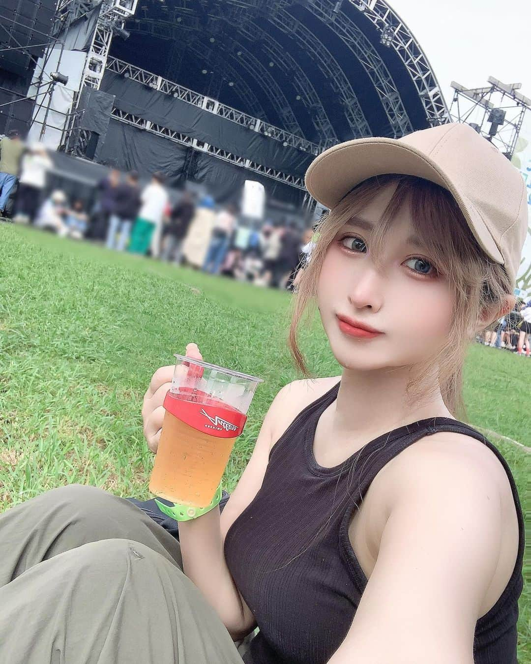 深月風香さんのインスタグラム写真 - (深月風香Instagram)「🍺 ぴあフェス来たよー🎶 音楽、芝生、酒、フェス飯 楽しい☺️☺️☺️  —————♡⃛ 深月風香 自己紹介 ♡⃛————— 深月風香(みづきふーか) コスプレイヤー、モデルとして活動中  ❤︎大型イベント等の企業公式コスプレイヤーのお仕事承ってます お仕事依頼はDM下さい☺️  ❤︎撮影会は毎月平日休日開催中 私服、コスプレ、水着系撮影できます 撮影会はスマホ撮影もOKです🙆‍♀️  ❤︎アニメが好き ❤︎キャンプが好き ❤︎映画が好き  《サブスクリプション限定post》 ファンティアやonlyfansなどファンクラブ系をやってこなかった私が有料投稿始めました 他SNSに上げてない写真をメインに投稿してます 私を応援したい方、見たい方はサブスクリプション登録してね☺️ いつでも退会できます。  《 ハイライト 》 ハイライトにはふーかと会える撮影会やイベント告知をまとめてます 会いにきてね🥰  《 Threads 》 threadsやってます！ 日常とかつぶやいてますので見てみてね threadsはプロフから飛べます✈️  ———♡⃛ここまで読んでくれてありがとう♡⃛——— #コスプレイヤー #コスプレ女子 #コスプレ #撮影会モデル #被写体 #被写体モデル #二次元  #top_portrait_photo  #ootd4nylonjp #野外フェス  #夏フェス  #ぴあフェス  #ぴあフェス2023 #‪ビール」9月30日 12時10分 - fuuukarin