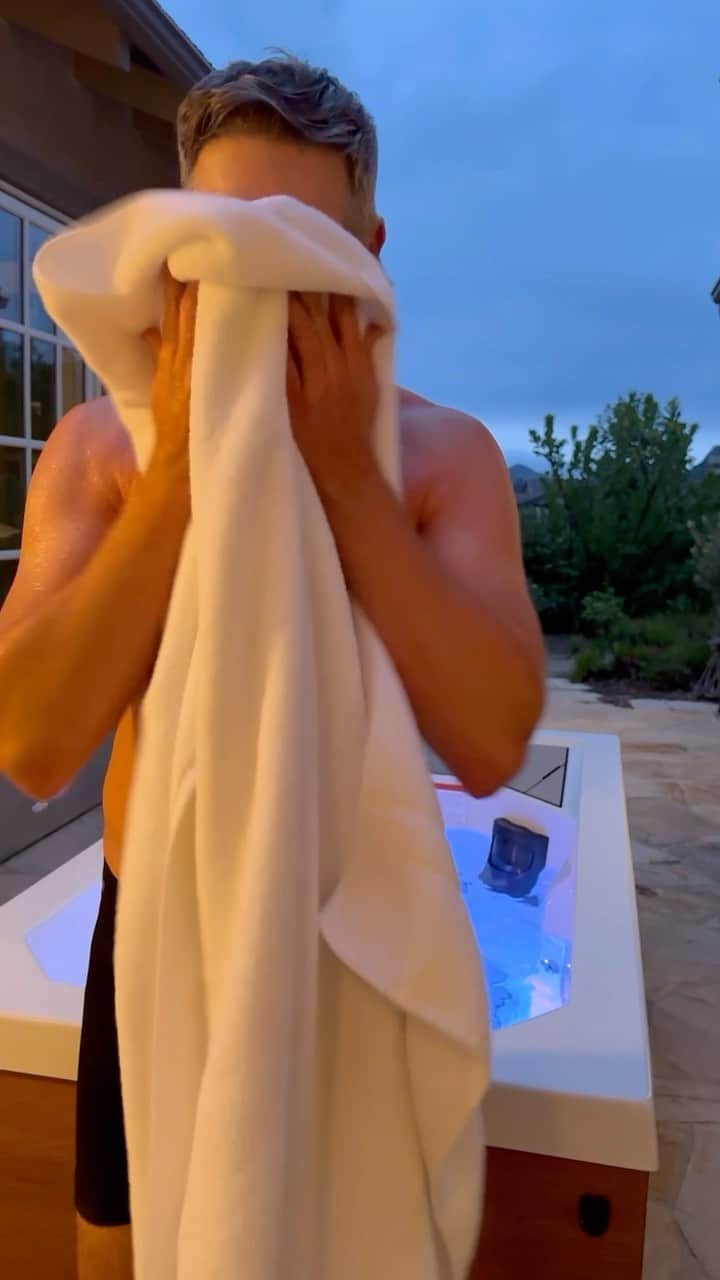 ジェイソン・ケネディのインスタグラム：「Please don’t mess with my morning routine @chillygoattubs #chillygoat #coldtub」