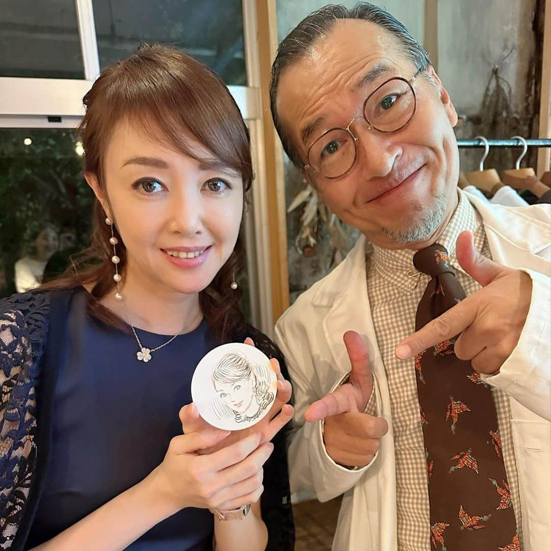 麻生あくらさんのインスタグラム写真 - (麻生あくらInstagram)「首相と並んで😆 By 綿谷画伯🎨  アエラスタイルマガジン主催 綿谷画伯の似顔絵講座🤍 にモデルとして参加させて頂きました。  特徴だらけの👓藤岡編集長と😆 これといった特徴のない？😑 私の似顔絵を参加者の皆さん真剣に描いてくださいましたよ〜。 日本画のモデルになったことはあるけど、イラストにしてもらうのは初めてで どんな風に描かれるのか正直ドキドキ😱😆 でも本当にみなさん力作だらけでとっても面白かった😂ほっこりした時間に感謝✨  当たり前だけど画伯の絵のうまさに改めて感動˚✧₊⁎❝᷀ົཽ≀ˍ̮ ❝᷀ົཽ⁎⁺˳✧༚✨  綿谷画伯、藤岡編集長、 楽しいお時間をありがとうございました😊🤍  Dress Akurarobe « Selene »  @watatanigahaku  @fujioka_shingo  @aerastylemagazine   #綿谷寛 #イラストレーター #ファッションイラスト  #アエラスタイルマガジン #watatanigahaku #illustrator #illustration  #アクラローブ #アクラローブブティック #akurarobe #dress」9月30日 12時13分 - akura_akura