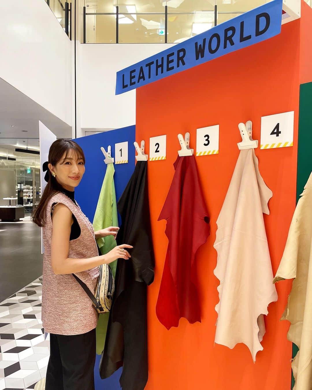 のインスタグラム：「LEATHER WORLD 2023に 遊びに行ってきました♬  こちらのイベントは2016年から 始まったレザーの祭典✨  皮が持つ色合い・種類・大きさ・質感 レザーの魅力に多面的に触れることができる 体験型イベント💕  Leather careでは レザーケアのプロと一緒にケア体験ができたり  Work Shopでは クリエイターと作るレザーアイテムのワークショップ  Quiz 観て触れて香って 牛革？鹿？羊？質感や大きさもヒント 正解すると先着で残革で制作されたペンケースプレゼント🎁  2階では、レザー専門サイトteemaの初ポップアップも開催中です！  イベント、POP UP明日10月1日(日)まで開催★ ぜひ遊びに行ってみてね♬   【LEATHER WORLD 2023】 渋谷スクランブルスクエア  2023年9月30日(土) 10月1日(日) 10:00〜21:00  #pr#leatherworld2023#japanleather#teema#テーーマ#レザー#レザーイベント#革＃体験型イベント#popup#instagood#instagram」