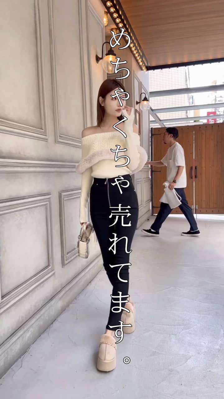 Radyのインスタグラム：「. 大人気美脚スキニー🤍 ハイウエストって脚長爆誕だし、 おなかぽっこりも誤魔化せる⭕️ 超伸びる素材で1日履いてもノンストレス🫶🏻  質はそのままに. . .🤭 ぜひ試してみてほしいです🫧 . #Rady #レディ #武藤静香 #AW #AWコーデ #秋服 #秋冬コーデ #スタイル盛れ #脚長効果 #スキニー #美脚」