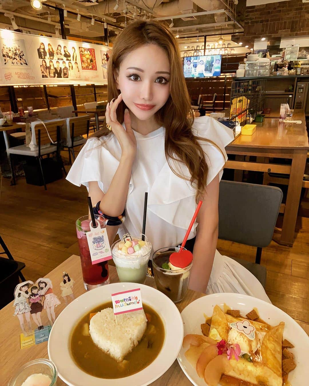 桜ゆみさんのインスタグラム写真 - (桜ゆみInstagram)「ハロプロカフェin渋谷💕  マツエクしたばっかりでバサバサ〜😻💗 大切な用事の前は必ずマツエク予約してる🫶  @liho___eye さんにいつもしてもらってる💗  早いだけでも大好きだったのに、 最近低刺激グルーでの施術が可能になって感謝しかない😭💕 全くしみなくなって最高😻💕✨  1個前の投稿にも書いたけど、 コラボカフェの詳しいことはYouTubeやblogに書いていて🫶 よかったらみてね☺️💕  白い服で行ったらベリージュースで汚して🤣 クリーニング屋さんに行くのが面倒でセルフ染み抜きしたら、 まさかのめっちゃ綺麗になった😹💗💗 真っ白な服だからこそできただけだけど、 自分でできることが増えると嬉しいなーって🐰💕 柄とかカラーの服はプロにお任せするけど🫶  自分のことはじぶんで、大切にします☺️💕  . #ハロプロカフェ #タワレコカフェ」9月30日 12時19分 - yumi.sakura1111