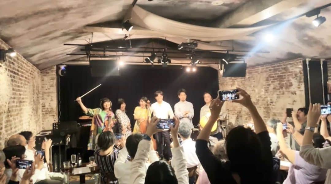 新倉瞳のインスタグラム：「ナイモノユズリワンマンライブスーパーゲストマチシキ  昨夜は真剣に最高な夜でした！  べちこちゃんふーちん、マチ式さま、ご来場の皆さま、配信でも応援してくださった皆さま、大変な6人の完璧なセッティングをしてくださったジマジン渡辺さん  口をひらけばもう楽しかったとありがとうと大好きしか出てこないです。。  ほんとうにありがとうございました！」