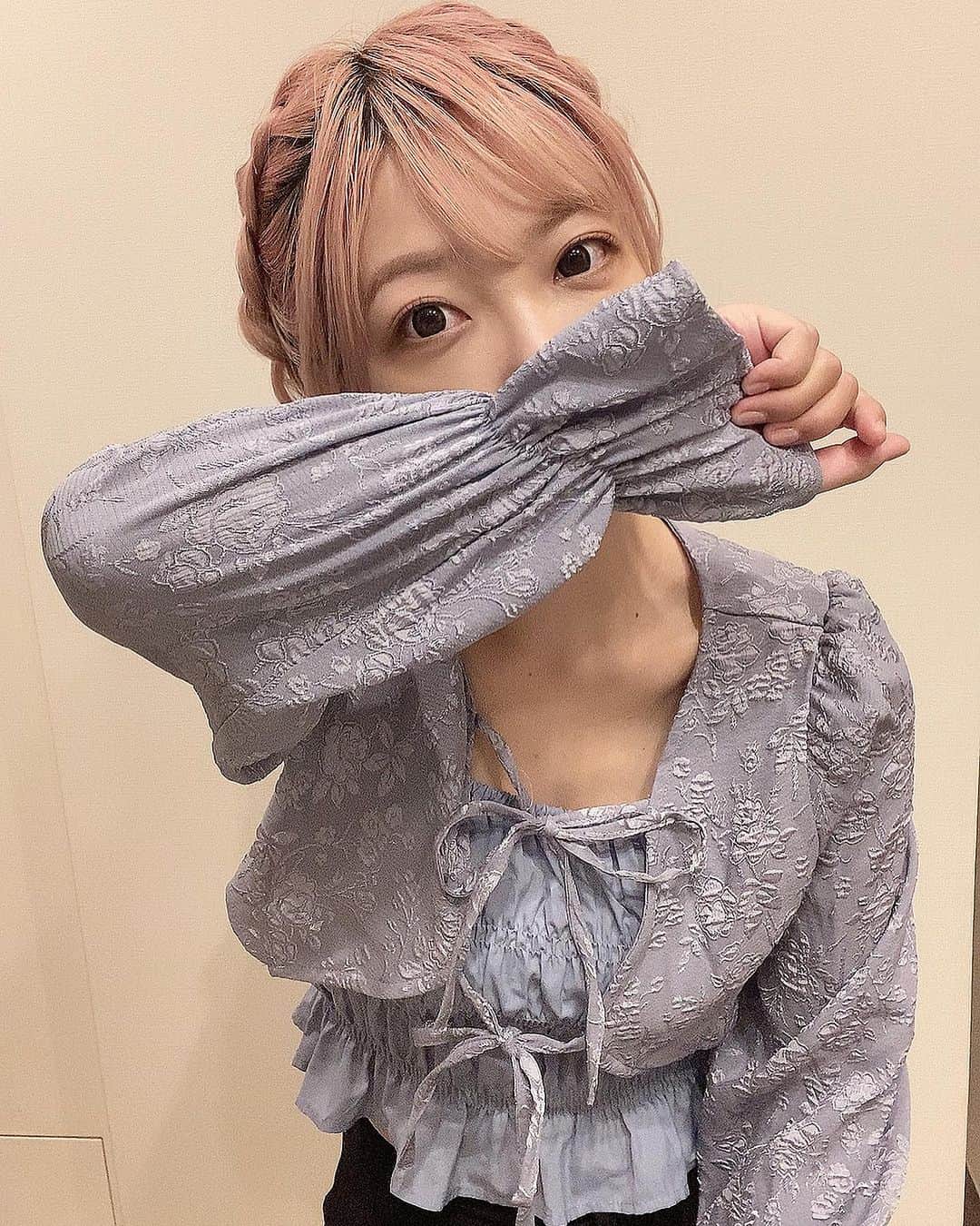 のインスタグラム：「10.1のライブリハして来たッ！！！ ESPの金ラメギターで行くぞ☺️💖」