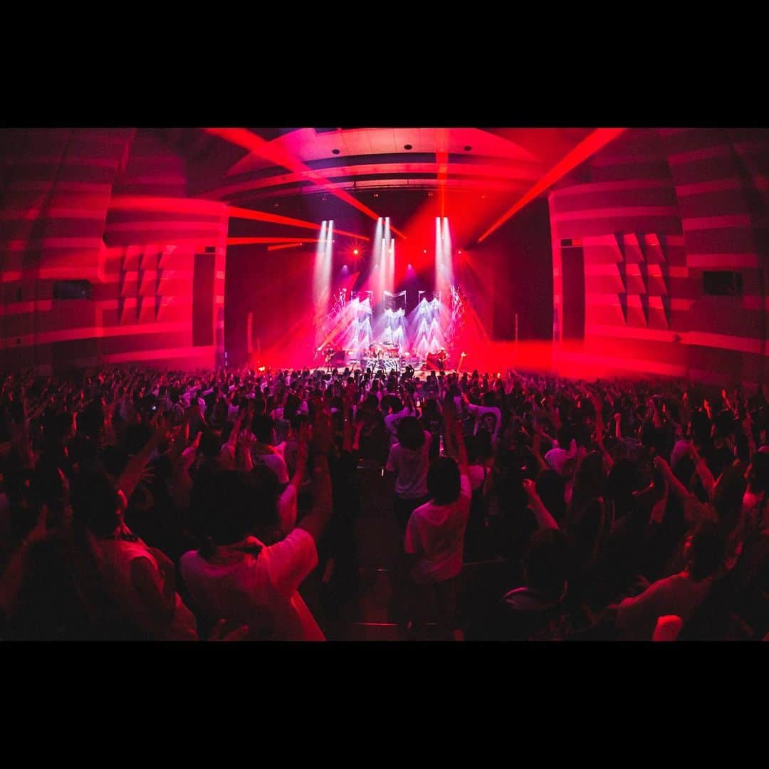 のインスタグラム：「都会のラクダ TOUR 2023-2024 〜 駱駝革命21 〜  広島文化学園HBGホール -Day1-  素晴らしいツアーの幕開けでした  初日にしてボルテージフルMAX  またやばいツアーが始まりました  もう一度言います  ツアーがまた始まりました！！笑  Photo by @cazrowaoki」
