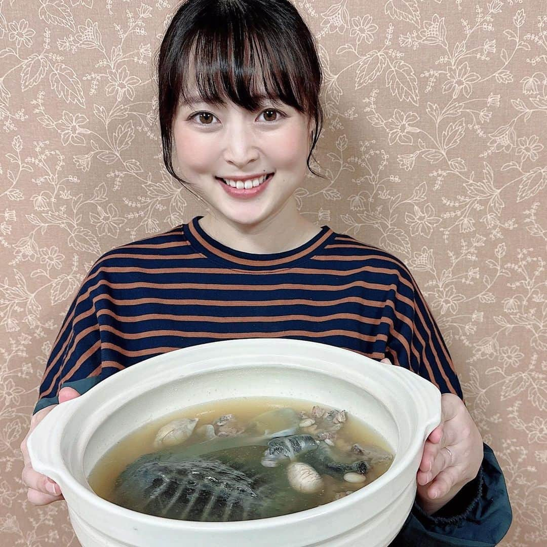 青木栄美子さんのインスタグラム写真 - (青木栄美子Instagram)「. 【スッポン鍋はじめました！🐢】  民宿初代のおじいちゃんが お客さんに出していた、スッポン鍋🐢  馴染みのある方は少ないと思いますが、 みなさんは食べたことありますか？  うちの宿では、10年ほど前まで 「元気が出る」高級食材鍋として 常連のお客さんに出していて、 隠れた人気メニューでした。  私たちが継いだ時点ではもう スッポン鍋はメニューになかったのですが、 いまだにお客さんから、 「また食べたい」と要望も多くいただいていたので、 このたび、裏メニューの「スッポン鍋」を 復活させることになりました！  スッポンは生命力が強く、 食べると滋養強壮によいとされていますが 食材を扱う側になってよく観察していると、 本当にスッポンって強いなと思います笑  生きたスッポンを生け簀に入れておくと すごい動くから 夜中にもゴソゴソ物音がして怖いし、笑  さばいてから30分くらい経っても まだ心臓が動いていて なんなら頭を落としてもしばらく 頭だけで動いているし  昔の人が、 スッポンの強い生命力にあやかりたい！と 思うのも納得です。笑  スッポンは甲羅と身を 何時間もアクを取り続けながら煮込むと 濁りのない黄金に輝く美味しいスープに 仕上がるんです（これが大変） スープがビックリするくらい美味しい！✨✨  また、スッポンの肉のほうも、 見た目を裏切る美味しさ。 しいて例えるなら、鶏肉にちょっと似てるかな。  プルプル食感の甲羅も、 レバーもメチャクチャ美味しい‼️  スッポン鍋は甲羅がそのまま入っていて なかなか見た目にインパクトがあるので 食べるのに勇気が必要ですが、 先入観を一度取り払って、 すっぽん鍋、トライしてみてほしいな思いますー！✨  私は昨日試作したあと鍋食べました！ 具材を食べ切った後のスッポンスープに ごはんを入れて、 最後の一滴までおじやにして味わった😋 肌に良いって聞くからね👂  心なしか、女将は今日、 肌の調子がとっても良いわ😏❣️  気になる方は宿に問い合わせください😁 @aomasa.himi   #スッポン #スッポン鍋  #新メニュー #すっぽん #すっぽん料理  #民宿あおまさ  #あおまさ #氷見 #氷見グルメ #氷見ランチ  #氷見ディナー #北陸グルメ  #北陸旅行 #サウナ #サ飯  #サ飯で一杯  #富山 #富山グルメ #富山駅  #富山観光 #北陸新幹線 #北陸デート  #氷見漁港 #氷見の民宿」9月30日 12時33分 - emikooo000