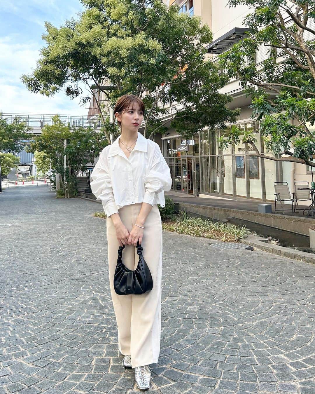のインスタグラム：「． long / short の2wayで使える @amail_official の白シャツ🤍  可愛すぎるんやけど..🥺 ． #pr #amail #code #ootd #30代コーデ #30代ファッション  #ママコーデ #ママファッション #大人コーデ #outfit #大阪ママ #関西ママ #男の子ママ」