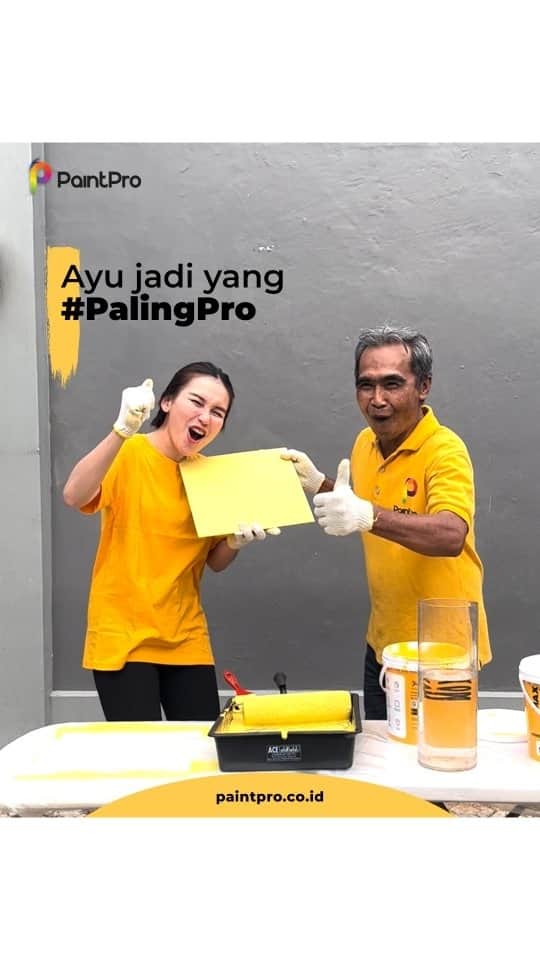 アユ・ティンティンのインスタグラム：「Di Sabtu pagi yang cerah ini, MinPro mau ngajakin kalian buat nontonin serunya @ayutingting92 belajar ngecat bareng @paintpro.id 🎨😍😝👍🏻   Katanya biar ayu jadi yang #PalingPro jugaa gitu! Apalagi kalo ngecatnya pake MAX Interior dari PaintPro..wuihh makin pollll!   Eh, ada yang mau belajar ngecat bareng kak Ayu ga nih ngomong-ngomong?  #paintpro #sharingilmu #ayutingting #catdindinginterior」
