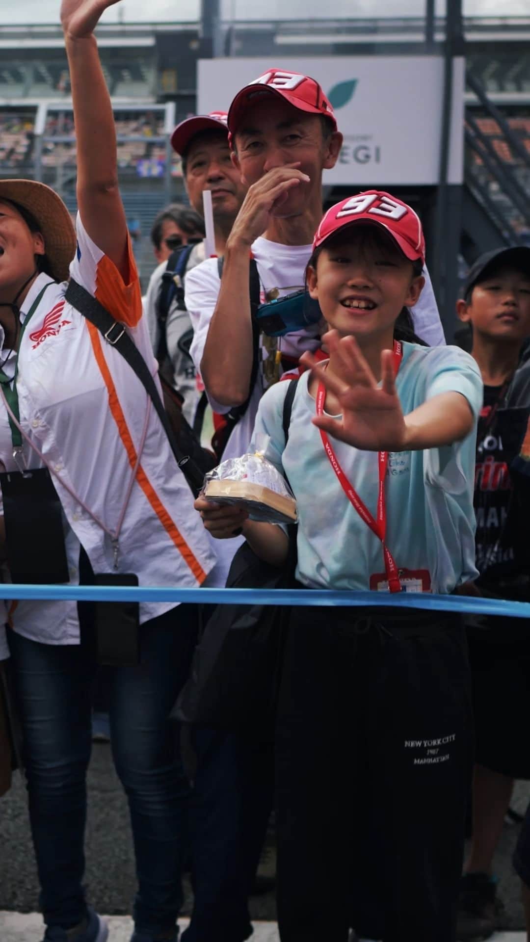 レプソル・ホンダのインスタグラム：「Big in Japan 🇯🇵  The #JapaneseGP fans were out in force for @marcmarquez93 today!」