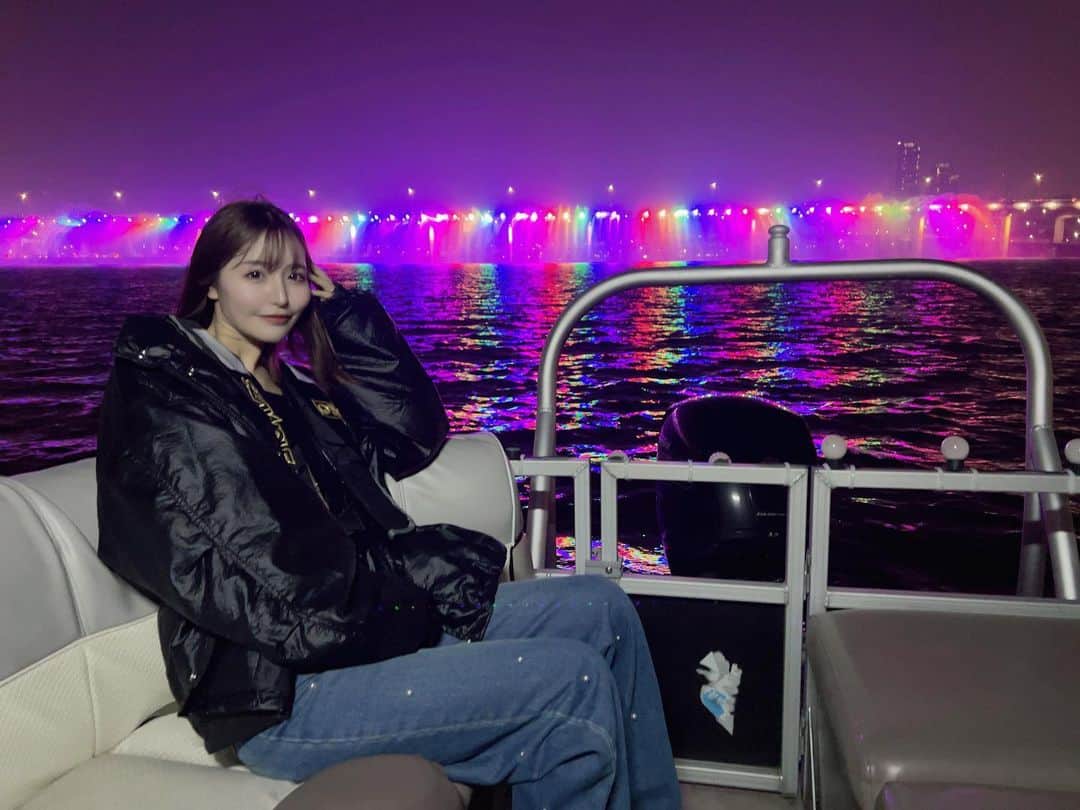 百永さりなのインスタグラム：「. 今回は滞在期間少なめの 2泊3日で韓国に行ってました🇰🇷✨️ . 船に乗って、噴水ショーを 近くで見れて最高でした🖐🏻🫧 . #韓国 #漢江夜景 #한국」