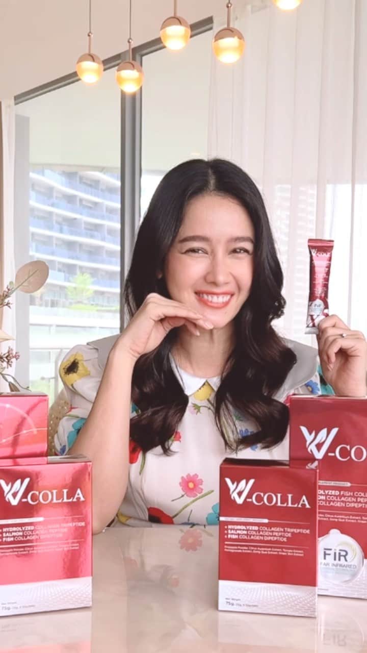 アミーナ・ピニットのインスタグラム：「V-Colla Collagen ❤️🍷มีสารสกัดอีก 1 ตัวที่ดีมากๆเลยค่ะ นั่นคือ Super Antioxidant : Resveratrol สารสกัดจากเปลือกองุ่น ที่ช่วยชะลอวัย ชะลอความแก่ชรา ความเสื่อมของเซลล์ และช่วยให้มีอายุยืนยาวขึ้น  และสารในกลุ่มโพลีฟีนอล (Polyphenol) เป็นสารต้านอนุมูลอิสระที่มีประสิทธิภาพดี ช่วยฟื้นฟูสภาพผิว ลดริ้วรอย ปกป้องรังสีจากแสงแดดทำให้แลดูอ่อนกว่าวัย  สารแอนโทไซยานิน (Anthocyanin) สารสีจากธรรมชาติที่ให้สีม่วงในเปลือกองุ่น มีคุณสมบัติเป็นสารต้านอนุมูลอิสระ ช่วยชะลอความเสื่อมของเซลล์ ที่สำคัญสามารถจับกับอนุมูลอิสระได้ดี ต้านอนุมูลอิสระได้ทุกรูปแบบและจำนวนมาก มีประสิทธิภาพสูงกว่าวิตามินซี 20 เท่า และสูงกว่าวิตามินอี 50เท่า ช่วยเสริมสร้างระบบภูมิคุ้มกัน ปรับสมดุลในร่างกาย ช่วยเพิ่มความแข็งแรงให้กับร่างกายอีกด้วยค่ะ  สวย จบ ครบ ในซองเดียว!  สุขภาพผิวที่ดี เริ่มต้นที่ #vcollacollagen  สอบถามข้อมูลเพิ่มเติม @vcolla_888   📞 093-3783904」