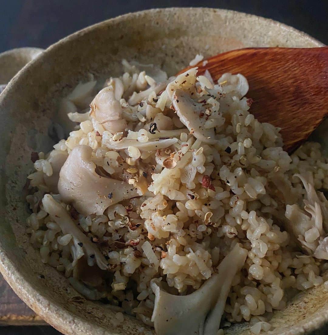 後藤しおりのインスタグラム：「自家製水餃子の発送最終日。賄いは冷蔵庫に残っていた舞茸の底に溜まったカケラをかき集め、玄米で舞茸花椒ごはん。カケラがたくさんあったので、残りはそうめん南瓜の中にできたもやしと一緒に甘酒を使った炒めもの。どれも美味しくて大満足だけれど、お腹の中が舞茸だらけ。糠漬けもたっぷり食べました。あっという間にペロリ。」