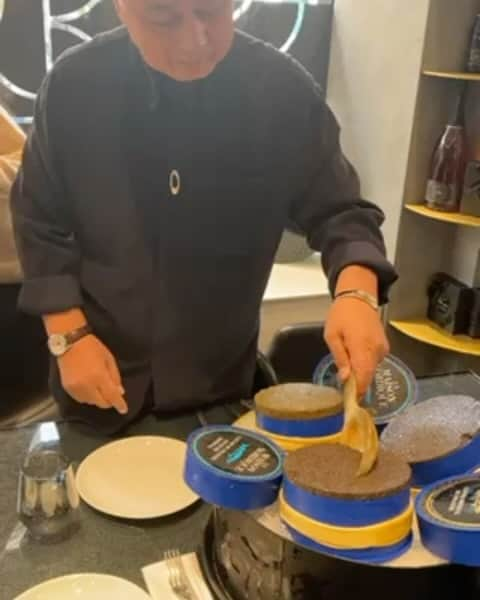 松久信幸のインスタグラム：「All you can eat caviar😂😂  仲秋の名月(満月🌕)の日はパリでキャビア食べ放題🤣 @kennyg  @lamaisonnordique  #仲秋の名月」