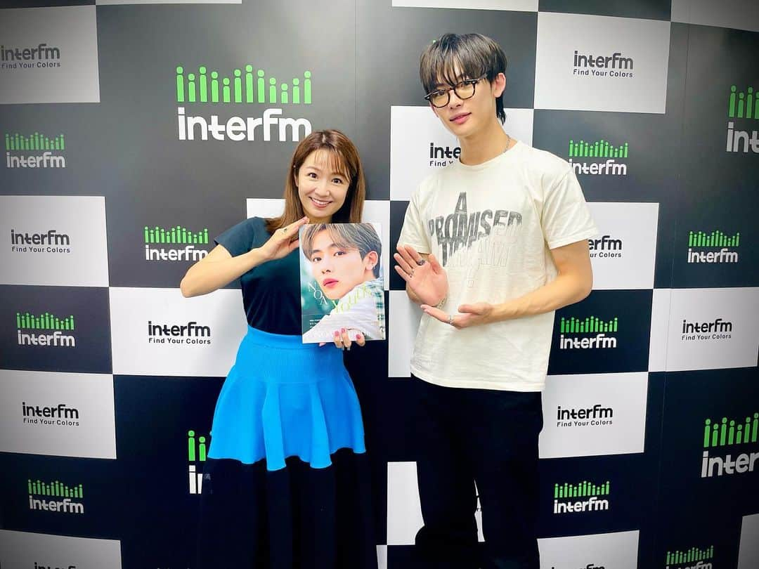 長野美郷のインスタグラム：「週末土曜日✨ ということは！ 📻「表参道Ao preserts  Oshare Life」 1400からinterfmにて放送です♪  ゲストはNOAさん😇 11歳でBIGBANGに憧れて韓国へ渡り、厳しい練習生時代を経て、 2020年、ついに日本デビュー！  もうこの一文だけでも、 聞きたいことが盛りだくさんすぎて🥹  いいな✨と思ったことに全力で飛び込んでいく行動力、 お話を聞いているだけでなんだかこちらまで勇気をもらった気分…🥹  ぜひお耳をお貸しくださいませ〜💓  #NOA さん #interfm  #ラジオ #お耳を拝借  #聞いてね」