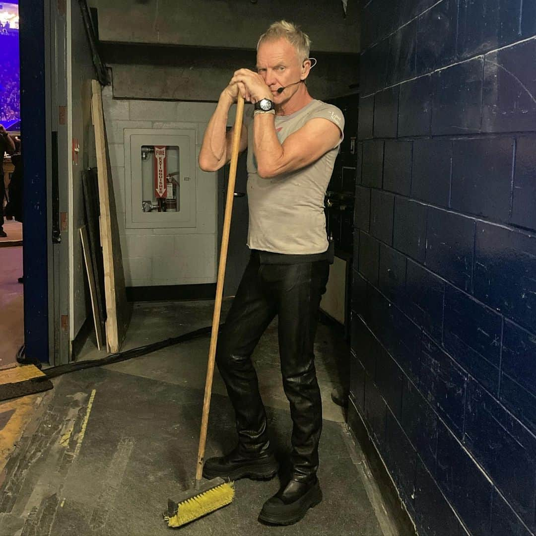 スティングさんのインスタグラム写真 - (スティングInstagram)「Just tidying up a bit before jumping on stage at @rogersarena #vancouver #mysongstour 📷: @jmgca」9月30日 12時59分 - theofficialsting