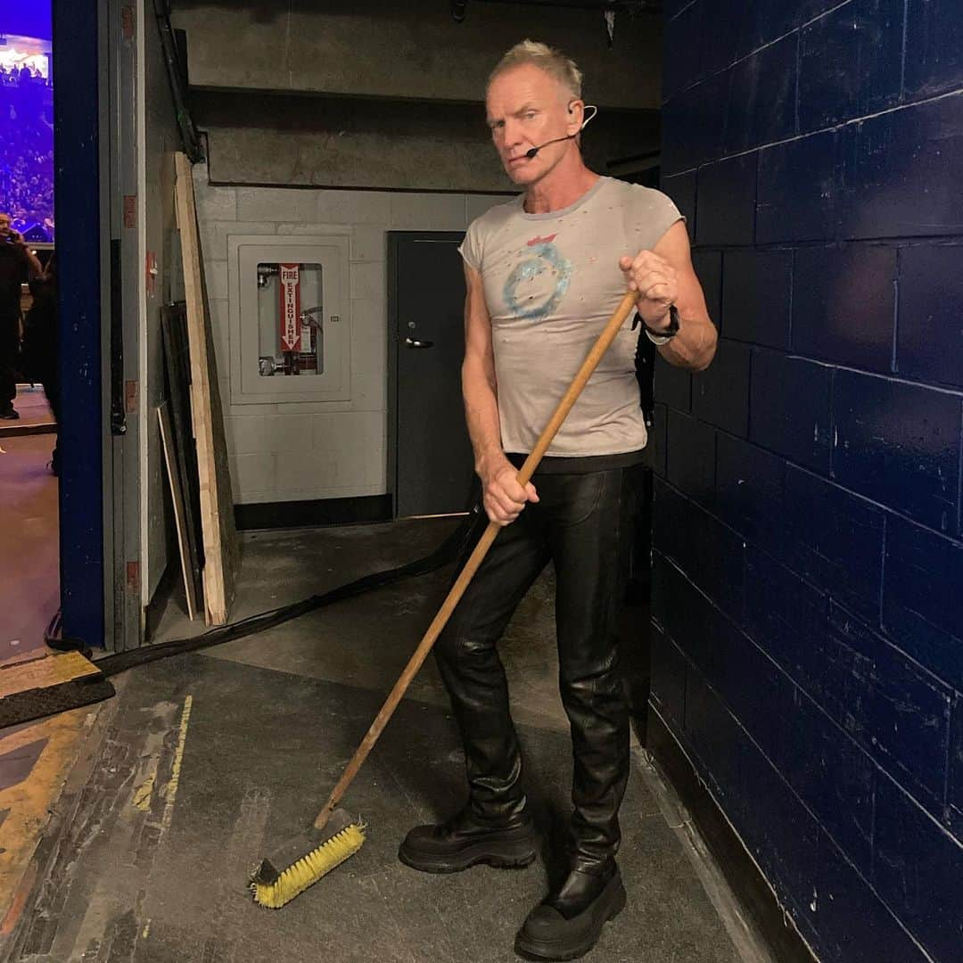 スティングさんのインスタグラム写真 - (スティングInstagram)「Just tidying up a bit before jumping on stage at @rogersarena #vancouver #mysongstour 📷: @jmgca」9月30日 12時59分 - theofficialsting