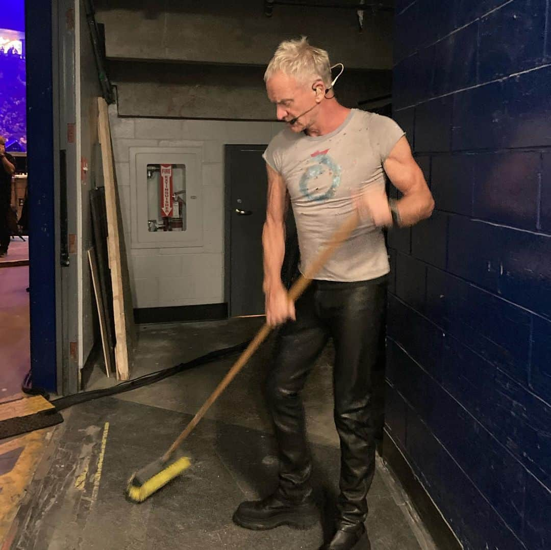 スティングさんのインスタグラム写真 - (スティングInstagram)「Just tidying up a bit before jumping on stage at @rogersarena #vancouver #mysongstour 📷: @jmgca」9月30日 12時59分 - theofficialsting