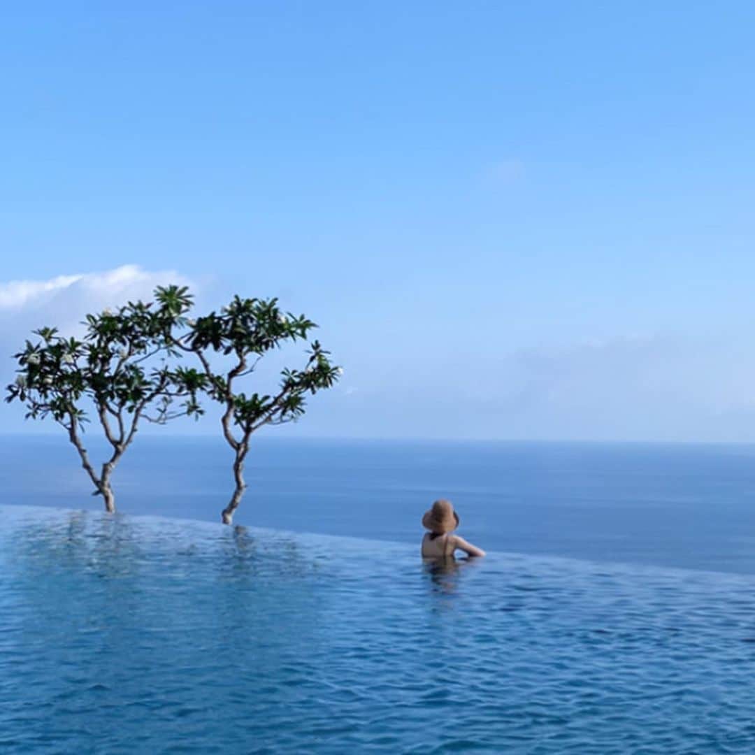 ともさかりえのインスタグラム：「⁡ わたしの夏休み🇮🇩 ⁡ 新しい水着を着るのが一番の楽しみでした。 自分の身体が好きになる水着。 @sisandi.australia  ⁡ #帽子 @helen_kaminski  ⁡」
