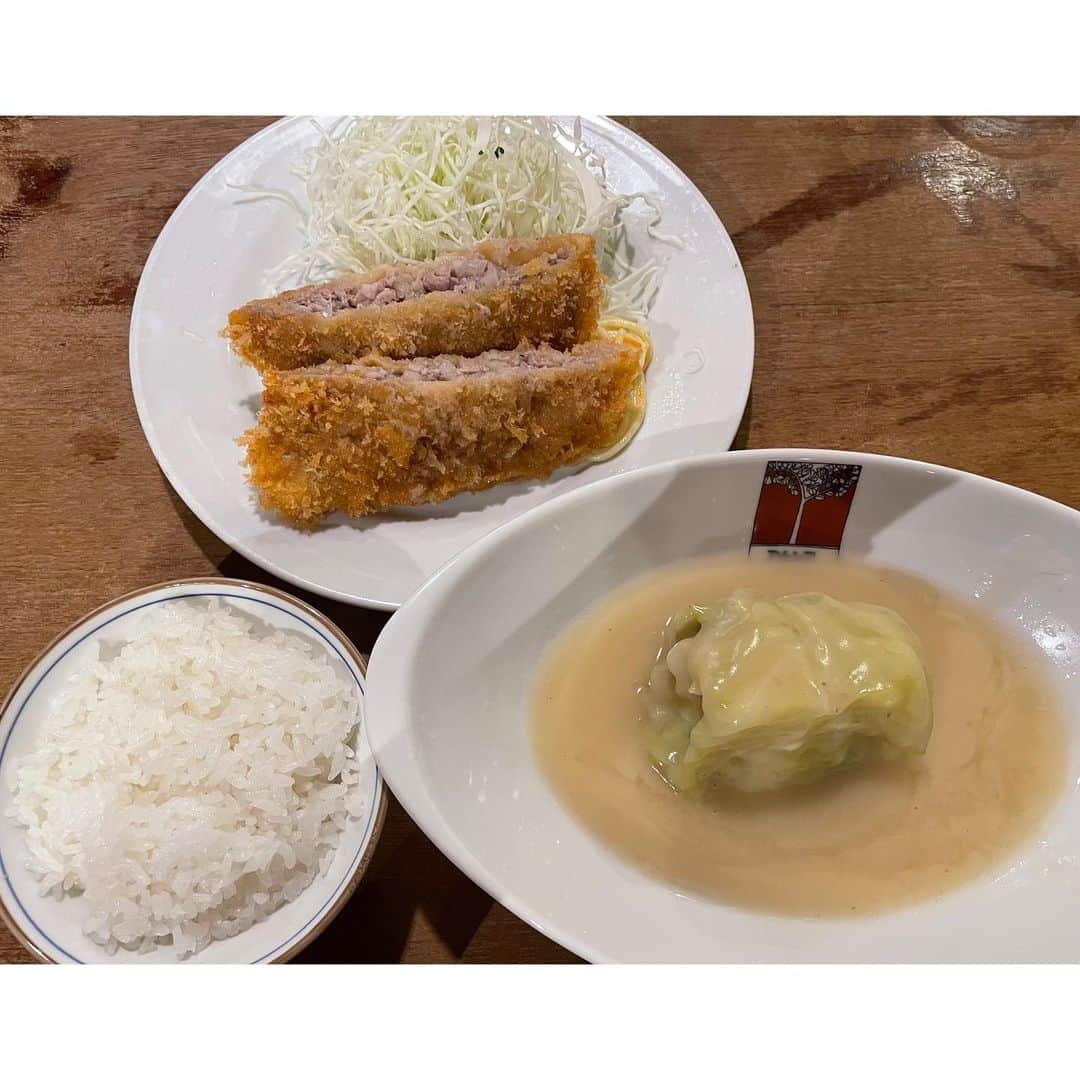 桜木梨奈さんのインスタグラム写真 - (桜木梨奈Instagram)「昨日は #中秋の名月   そんな日に #菅原大吉 さん #竹内都子 さん 夫婦印プロデュース公演 【満月~平成親馬鹿物語(改訂版)】  を、姉のように大好きな俳優 #見方あゆ実 さん @ayumimikata と観劇して来ました❣️  おんもしろかったｰ!!! いっぱい笑ったー!!!!!!  40年も連れ添っていらっしゃるお2人の軽やかで温かくて、観客を懐深く包み込むような空気感は、なんでしょう…お二人が可愛い過ぎて幸せそのものでした( *´﹀`* )💖  こんなに優しい気持ちになれる演劇体験をさせていただきありがとうございます！  ご夫婦としても、俳優の生き方としても、本当に憧れます。 かっこいいぃぃ！ 人生の先輩に、こんな素敵な方々がいるのだと知れて、1つの未来を満月のように明るく照らしていただけたような気持ちです🥹  菅原さんは10年程前に共演させていただいたのですが、余りお話できる時間はなく、流石に私の事はお忘れだと思っていたのですが、覚えていてくださって感激でした😭✨  また御一緒できますよう精進します‼️  10/2まで新宿シアタートップスで上演です！  東京公演後は、菅原さんの故郷、仙台でも公演だそうです！ お二人のような60代目指します！  追記 観劇前は見方さんオススメのロールキャベツとシチューが有名な #アカシア というお店へ  絶品です！ 店内もレトロで情緒あるお店で、タイムスリップしたようでした♡  #満月 #新宿シアタートップス  #ベストカップル #ロールキャベツ #メンチカツ も美味い #昭和レトロ」9月30日 13時07分 - rina_sakuragi