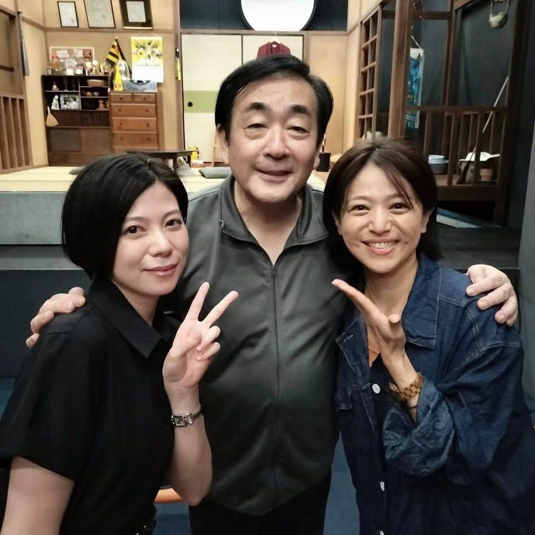 桜木梨奈さんのインスタグラム写真 - (桜木梨奈Instagram)「昨日は #中秋の名月   そんな日に #菅原大吉 さん #竹内都子 さん 夫婦印プロデュース公演 【満月~平成親馬鹿物語(改訂版)】  を、姉のように大好きな俳優 #見方あゆ実 さん @ayumimikata と観劇して来ました❣️  おんもしろかったｰ!!! いっぱい笑ったー!!!!!!  40年も連れ添っていらっしゃるお2人の軽やかで温かくて、観客を懐深く包み込むような空気感は、なんでしょう…お二人が可愛い過ぎて幸せそのものでした( *´﹀`* )💖  こんなに優しい気持ちになれる演劇体験をさせていただきありがとうございます！  ご夫婦としても、俳優の生き方としても、本当に憧れます。 かっこいいぃぃ！ 人生の先輩に、こんな素敵な方々がいるのだと知れて、1つの未来を満月のように明るく照らしていただけたような気持ちです🥹  菅原さんは10年程前に共演させていただいたのですが、余りお話できる時間はなく、流石に私の事はお忘れだと思っていたのですが、覚えていてくださって感激でした😭✨  また御一緒できますよう精進します‼️  10/2まで新宿シアタートップスで上演です！  東京公演後は、菅原さんの故郷、仙台でも公演だそうです！ お二人のような60代目指します！  追記 観劇前は見方さんオススメのロールキャベツとシチューが有名な #アカシア というお店へ  絶品です！ 店内もレトロで情緒あるお店で、タイムスリップしたようでした♡  #満月 #新宿シアタートップス  #ベストカップル #ロールキャベツ #メンチカツ も美味い #昭和レトロ」9月30日 13時07分 - rina_sakuragi