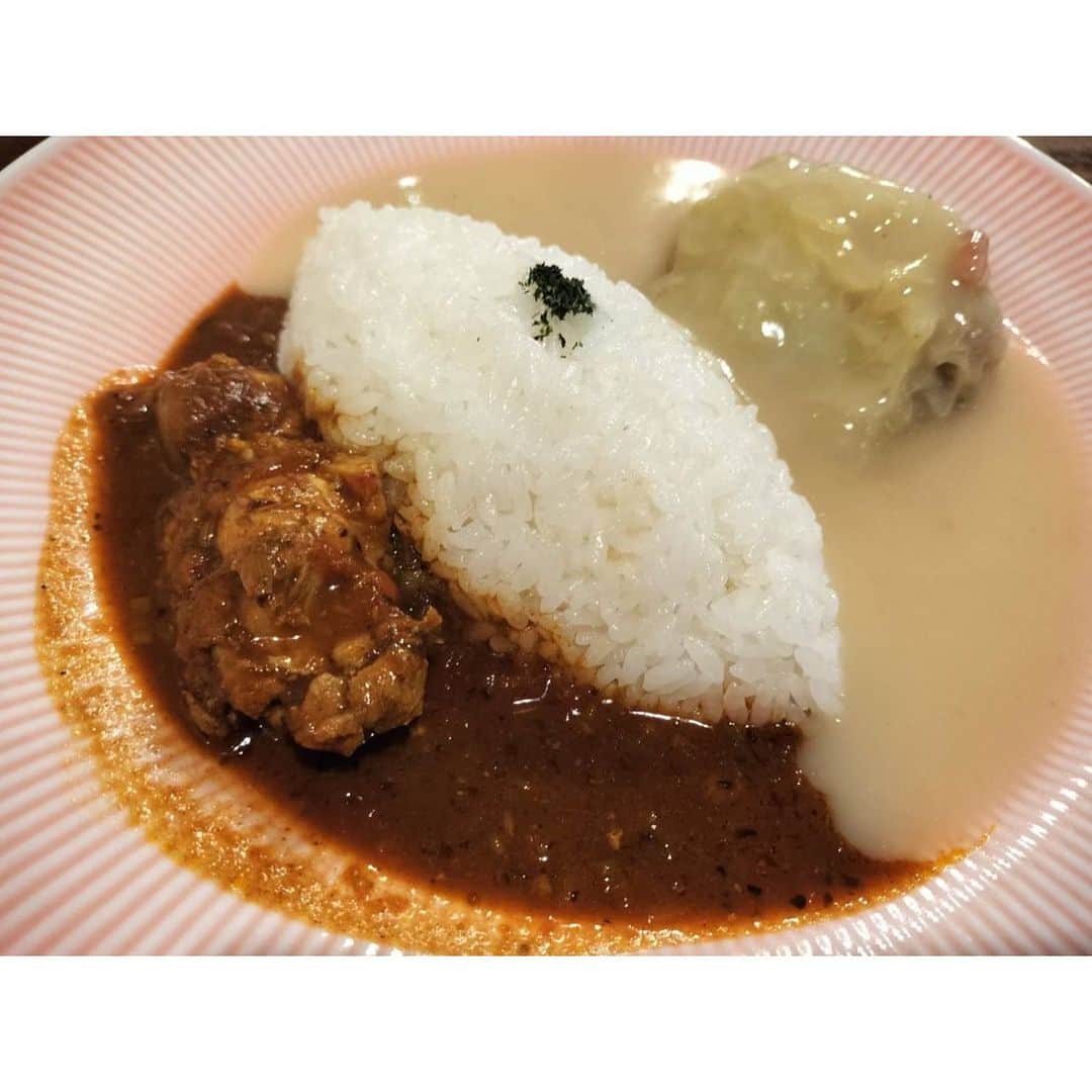 桜木梨奈さんのインスタグラム写真 - (桜木梨奈Instagram)「昨日は #中秋の名月   そんな日に #菅原大吉 さん #竹内都子 さん 夫婦印プロデュース公演 【満月~平成親馬鹿物語(改訂版)】  を、姉のように大好きな俳優 #見方あゆ実 さん @ayumimikata と観劇して来ました❣️  おんもしろかったｰ!!! いっぱい笑ったー!!!!!!  40年も連れ添っていらっしゃるお2人の軽やかで温かくて、観客を懐深く包み込むような空気感は、なんでしょう…お二人が可愛い過ぎて幸せそのものでした( *´﹀`* )💖  こんなに優しい気持ちになれる演劇体験をさせていただきありがとうございます！  ご夫婦としても、俳優の生き方としても、本当に憧れます。 かっこいいぃぃ！ 人生の先輩に、こんな素敵な方々がいるのだと知れて、1つの未来を満月のように明るく照らしていただけたような気持ちです🥹  菅原さんは10年程前に共演させていただいたのですが、余りお話できる時間はなく、流石に私の事はお忘れだと思っていたのですが、覚えていてくださって感激でした😭✨  また御一緒できますよう精進します‼️  10/2まで新宿シアタートップスで上演です！  東京公演後は、菅原さんの故郷、仙台でも公演だそうです！ お二人のような60代目指します！  追記 観劇前は見方さんオススメのロールキャベツとシチューが有名な #アカシア というお店へ  絶品です！ 店内もレトロで情緒あるお店で、タイムスリップしたようでした♡  #満月 #新宿シアタートップス  #ベストカップル #ロールキャベツ #メンチカツ も美味い #昭和レトロ」9月30日 13時07分 - rina_sakuragi