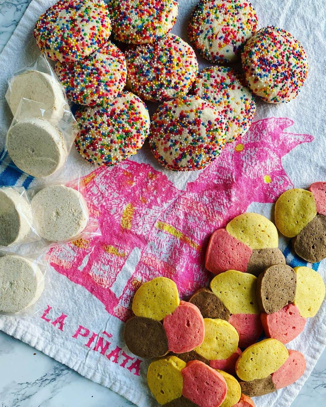 Antonietteさんのインスタグラム写真 - (AntonietteInstagram)「Celebrating #nationalhispanicheritagemonth with some of my kids’ favorite cookies! I want my kids to always celebrate their culture, to keep them connected to their roots and to honor the many achievements and contributions by Hispanic people in this country and around the world!  We made the following treats (no IG links to recipes, I googled, but if this was 2005 I would have used Ask Jeeves 😆)  •Polvorones con chochitos (sprinkle cookies) •Tricolor polvorones  •Mazapan (peanut candy)  My kids loved these especially with  a cup of hot chocolate! 😋」9月30日 13時08分 - antoniette714