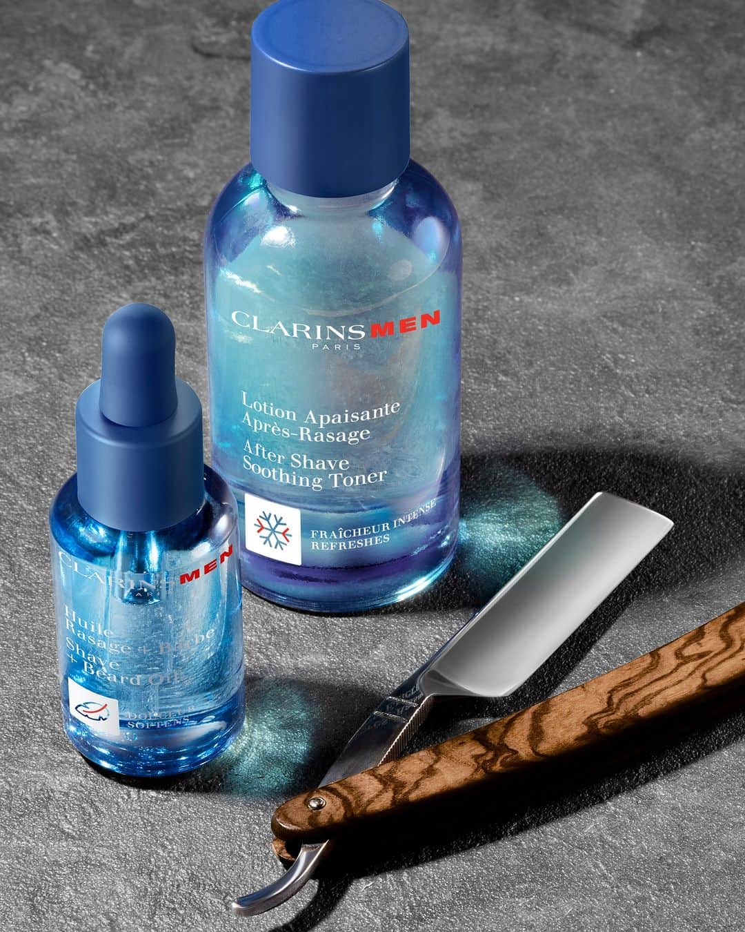Clarins Canadaのインスタグラム：「Discover the ClarinsMen Soothing After-Shave Lotion to soothe and protect skin after shaving & the 2-in-1 Shave + Beard Oil with mastic extract coats that strengthens your hair combined with nourishing castor oil to groom and soften the beard.  The perfect combo for an expert shave while protecting and caring for your skin! 💙 __________ Découvrez la Lotion Apaisante Après-Rasage créée pour apaiser et protéger la peau fragilisée par le rasage & L’Huile 2-en-1 Rasage + Barbe de la gamme ClarinsMen aux extraits de pistachier lentisque gainant et fortifiant associé à l’huile de ricin nourrissante pour structurer et adoucir la barbe.  Le combo parfait pour un rasage d’expert tout en soignant et protégeant votre peau ! 💙 . . .  #ClarinsMen #BeardCare #BeardOil」